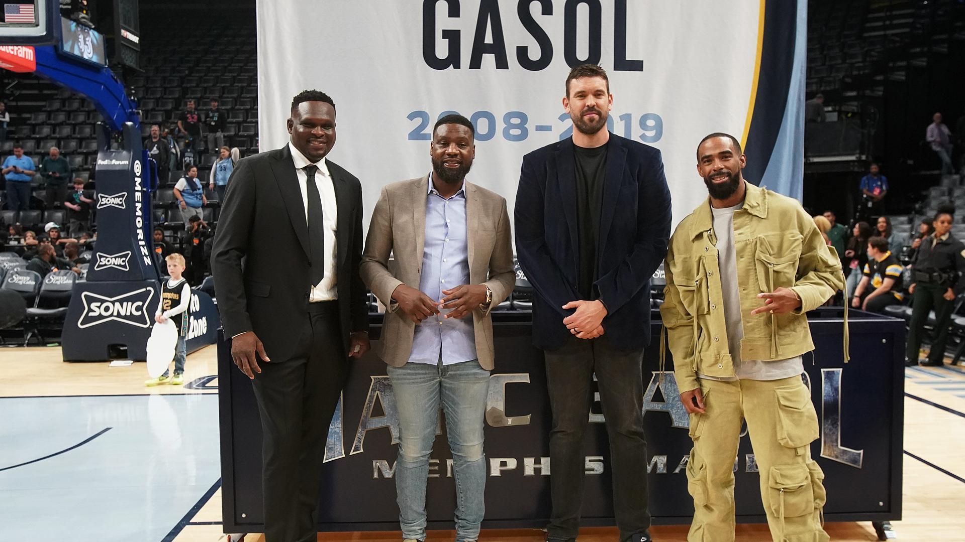 De izda. a dcha., Zach Randolph,Tony Allen, Marc Gasol y Mike Conley durante la ceremonia./