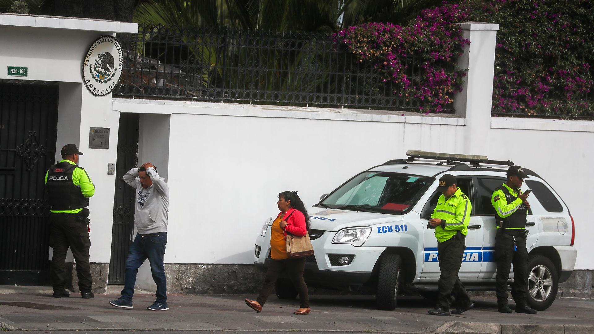 Agentes de la policía ecuatoriana ante la embajada mexicana en Quito./