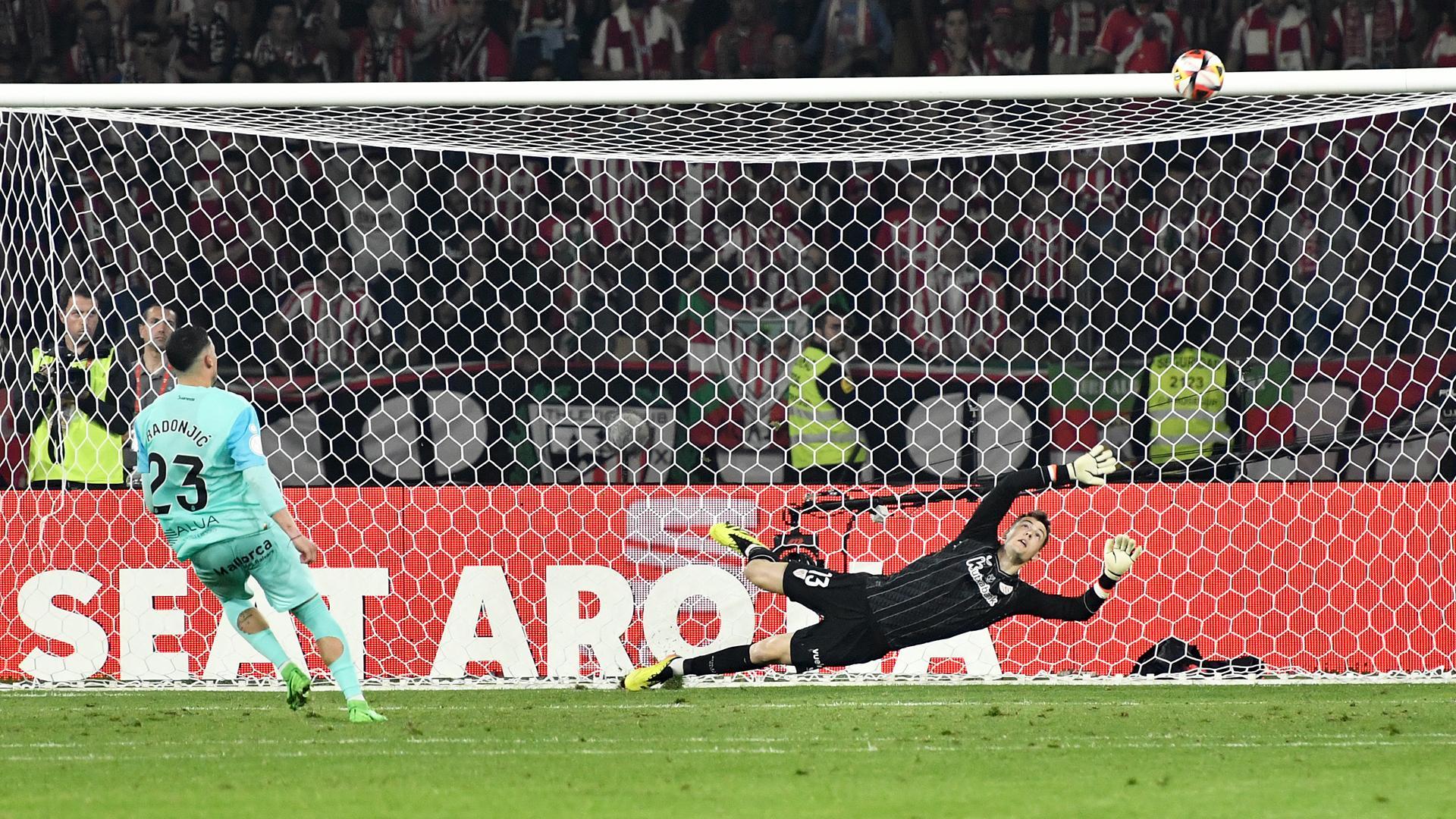 Radonjic lanza por encima del larguero su penalti./