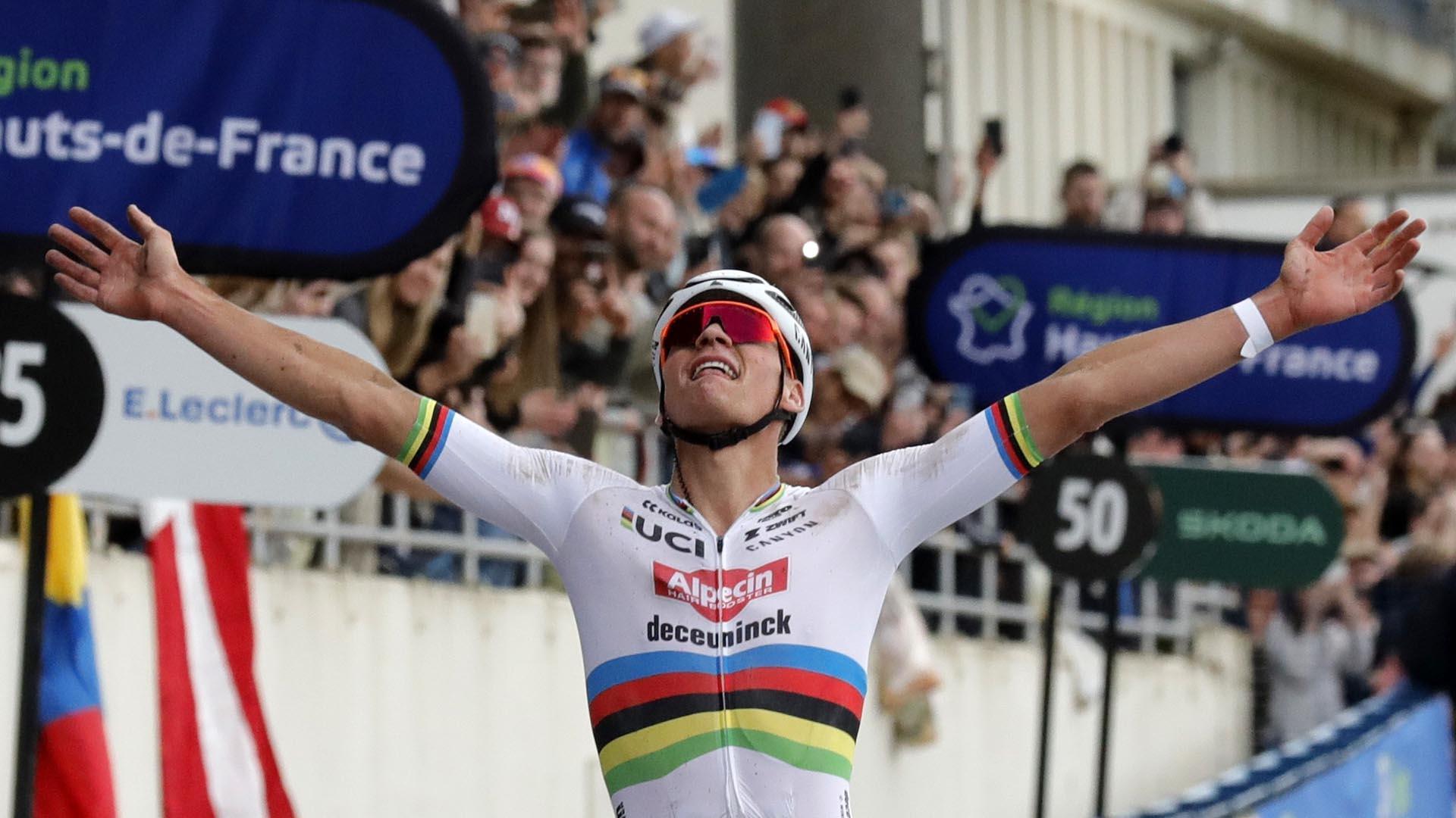 Van der Poel celebra su victoria al cruzar la meta de la París Roubaix