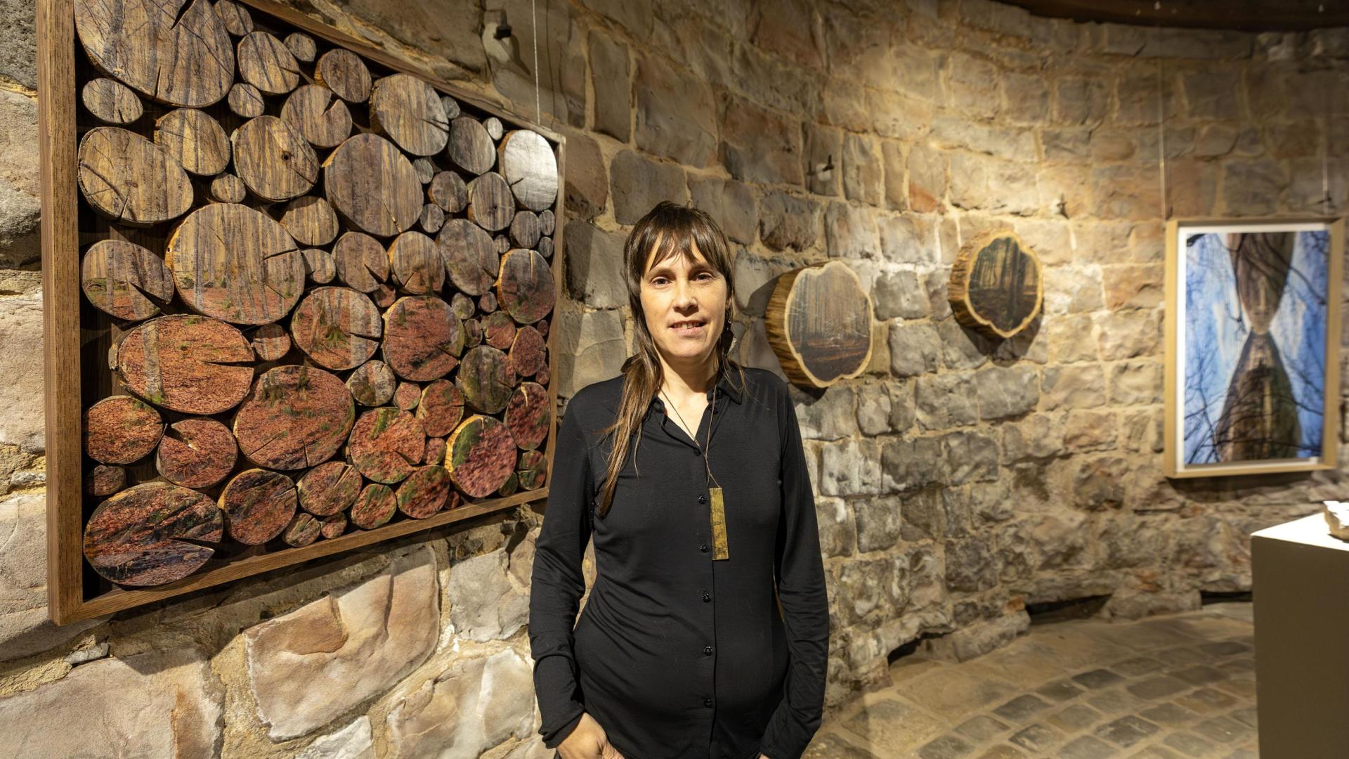 Jaio Lertxundi en la exposición que presenta en el Horno de la Ciudadela
