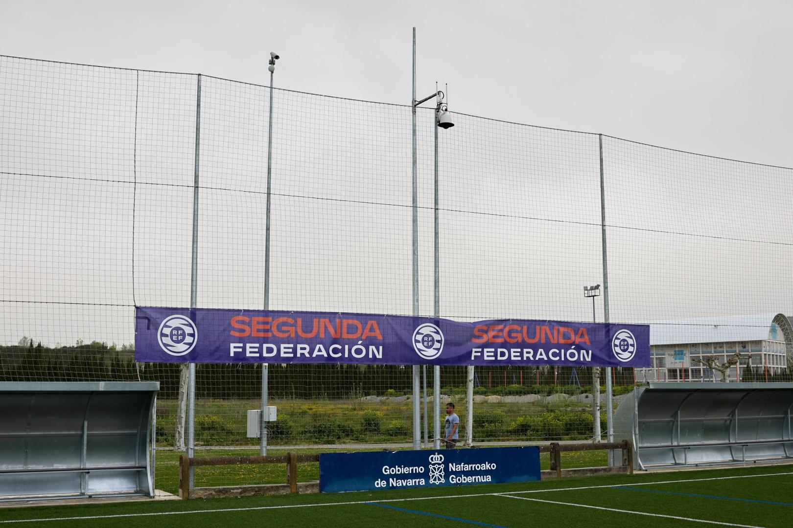 La cámara, colocada arriba entre los banquillos en el campo A2