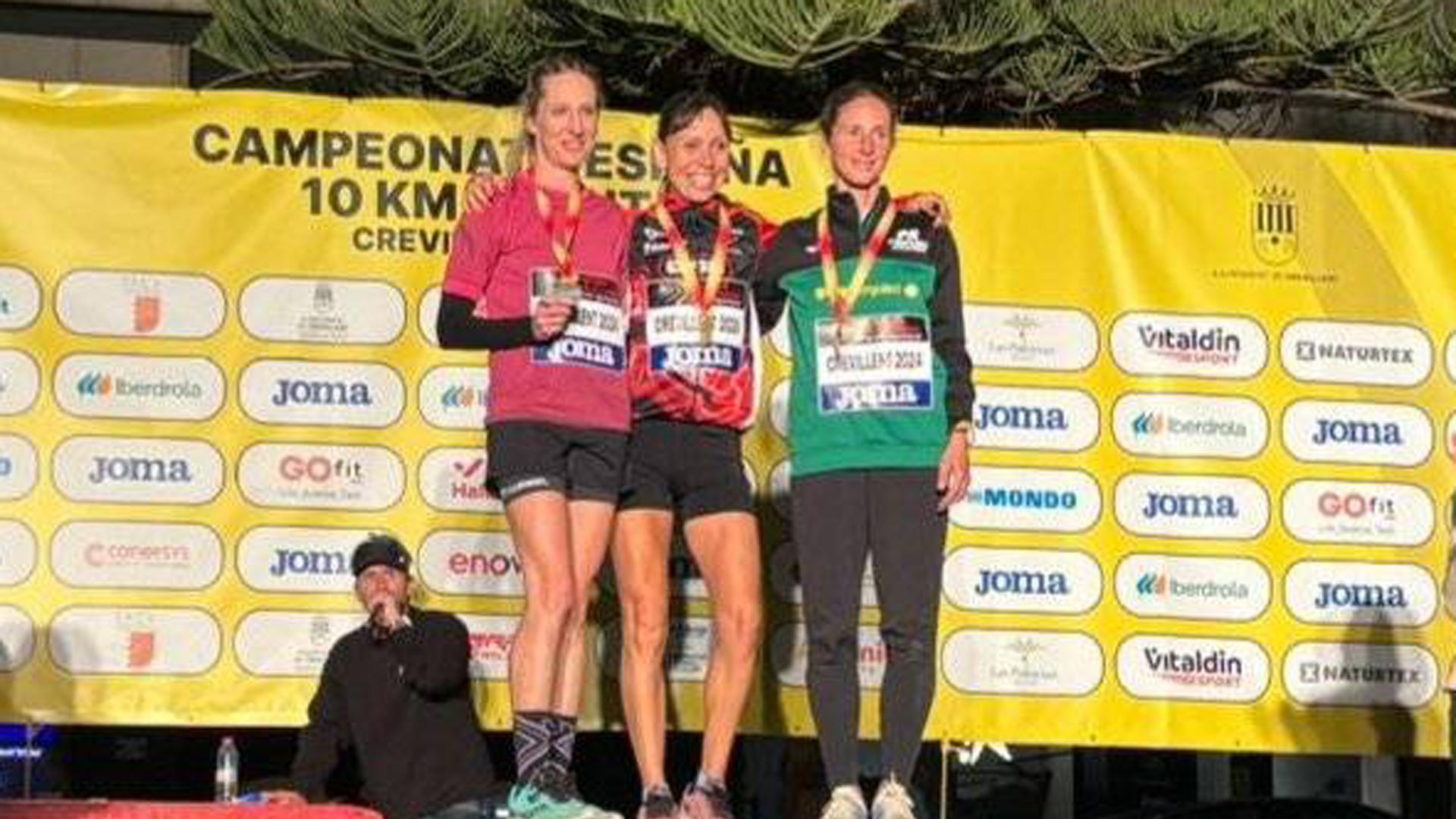 Estela Navascués (izda.) y Ana Llorens (dcha.), secundando a Azucena Díaz