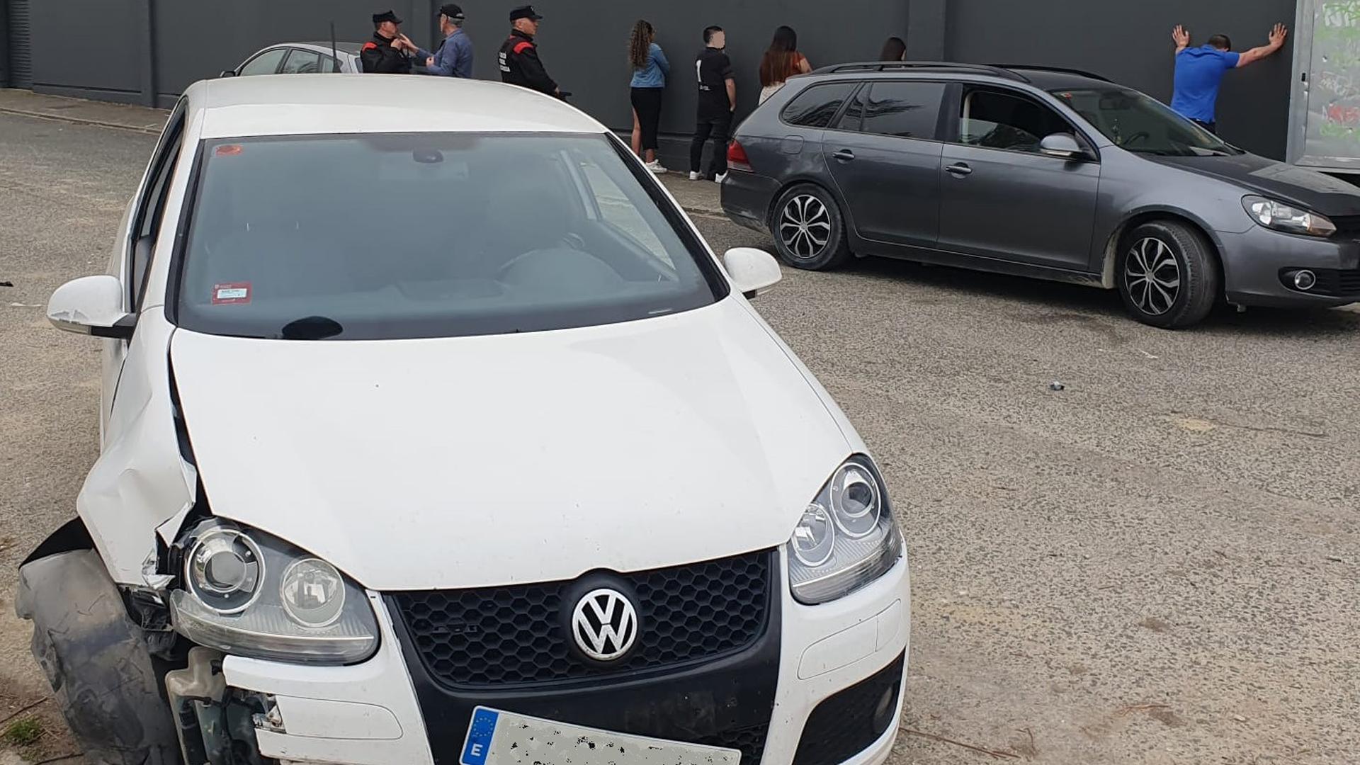 Accidente en Villava en el que el conductor ofreció una tasa penal de 1.06 mg/l tras golpear a un vehículo estacionado y a una farola