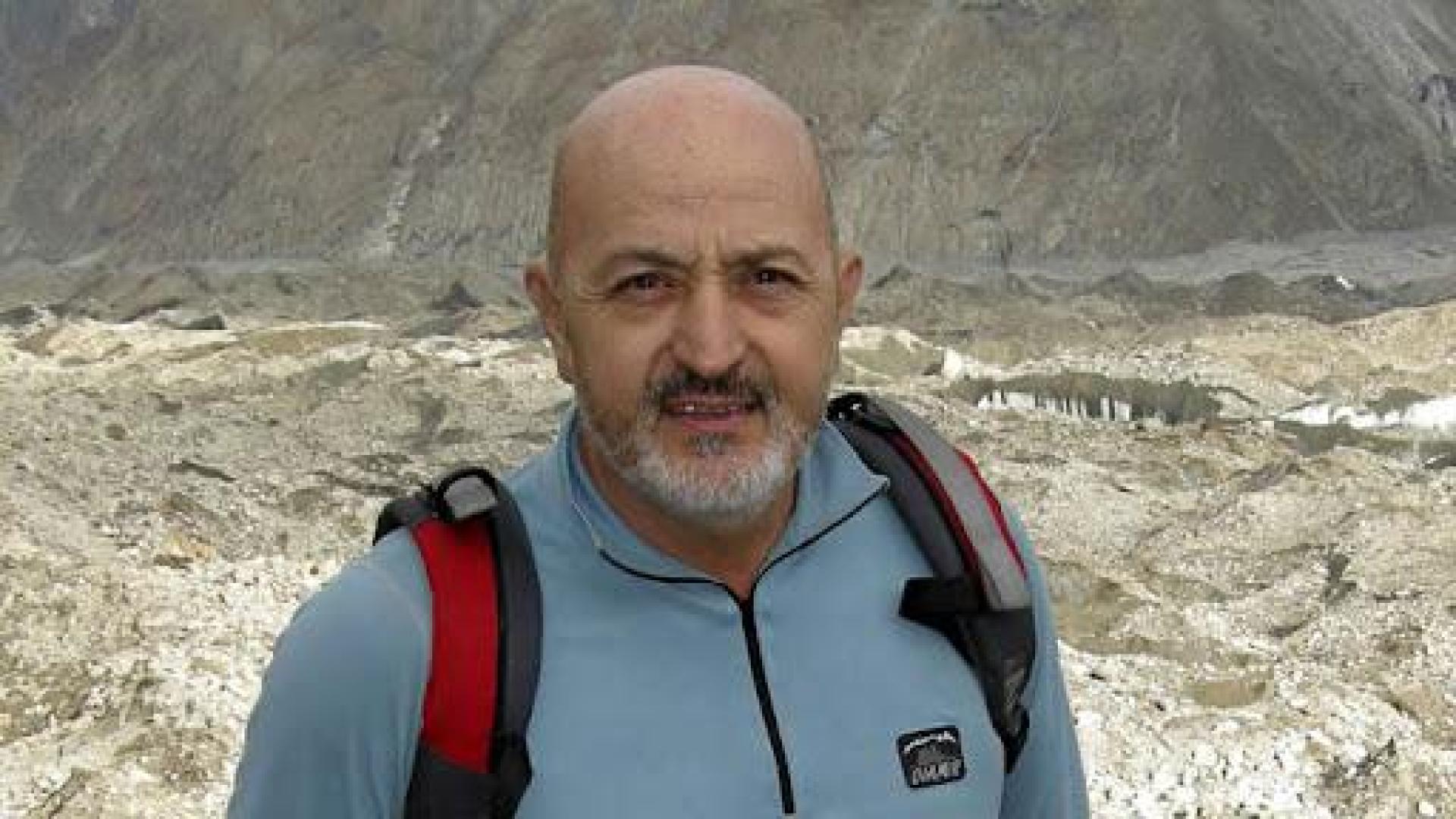 Sebastián Álvaro Lomba, periodista, aventurero y director de ‘Al Filo de lo Imposible’, hoy en la Biblioteca de Navarra.