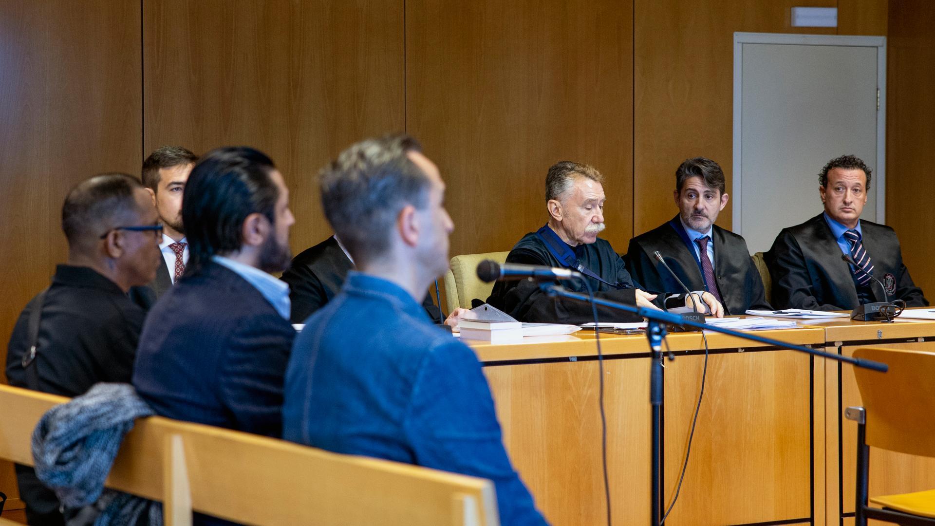 El bailaor Rafael Amargo (2i), el productor Eduardo de Santos (3i), el socio de Amargo, Miguel Ángel Batista (i), y el abogado de Amargo, Marcos García Montes (3d), en la Audiencia Provincial de Madrid