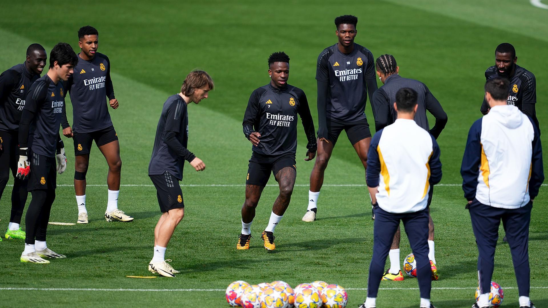 Los jugadores del Real Madrid en un rondo durante el entrenamiento previo al choque contra el City en la ida de cuartos de la Liga de Campeones./