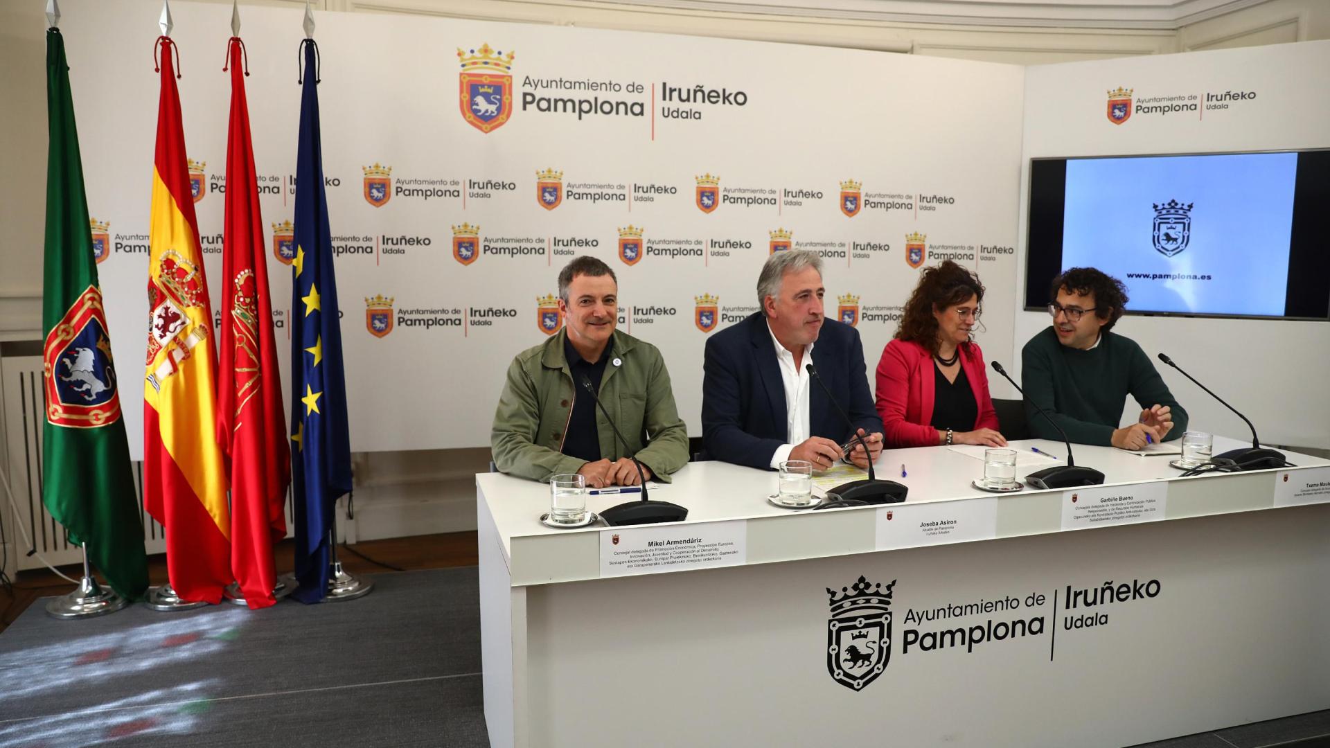 Desde la izquieda: Mikel Armendariz (Geroa Bai), Joseba Asiron y Garbiñe Bueno (EH Bildu), y Txema Mauleón (Contigo-Zurekin)