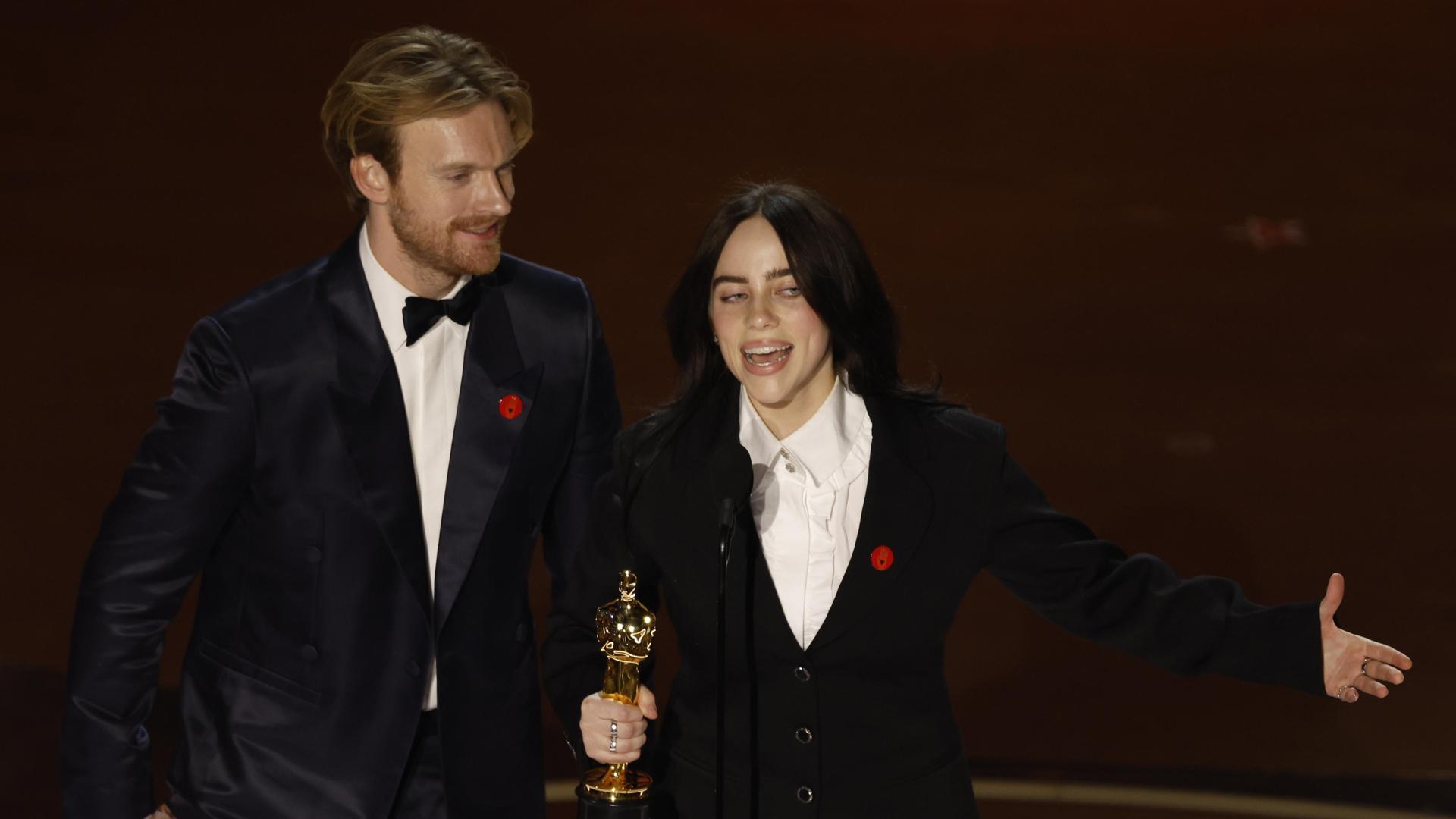 Billie Eilish y su hermano, Finneas O'Connell, al recoger el Oscar por el tema ''What Was I Made For?'