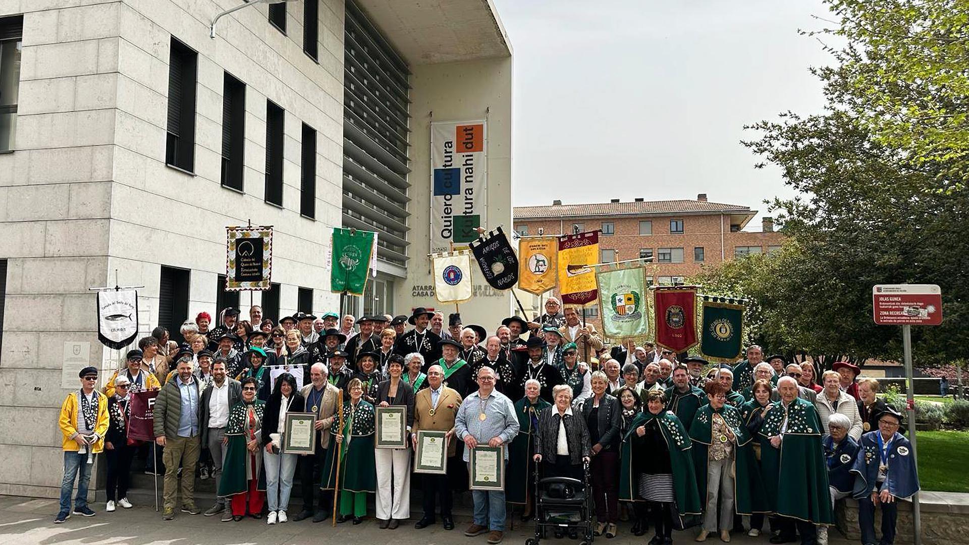 Foto de familia de cofrades de honor, autoridades, miembros de la cofradía del relleno y acompañantes en el capítulo celebrado el domingo.
