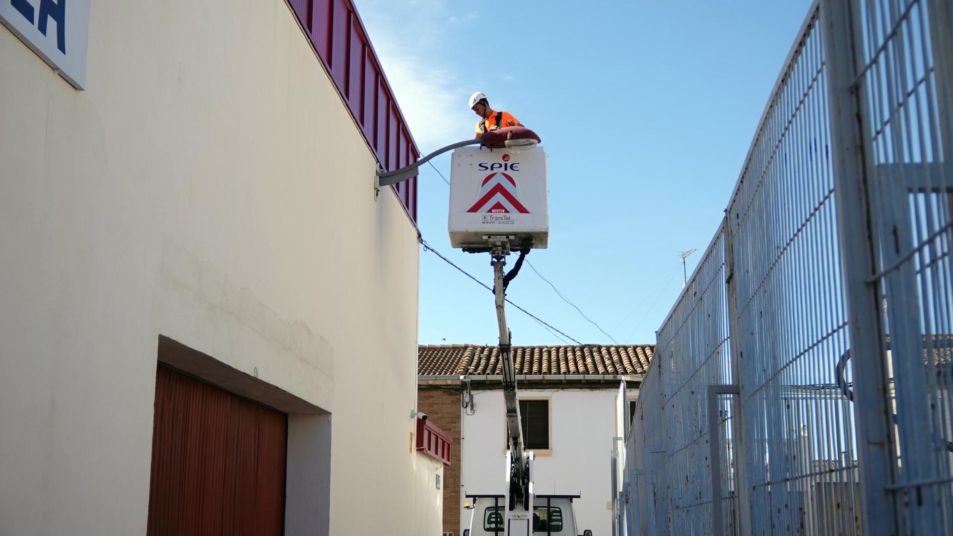 Un operario trabaja en la sustitución de una de las luminarias del alumbrado público de Milagro
