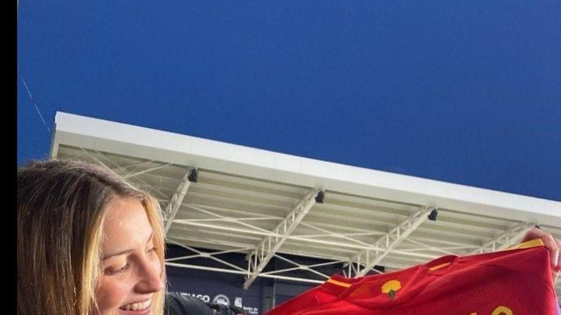 Elena Valej muestra la camiseta de Salma