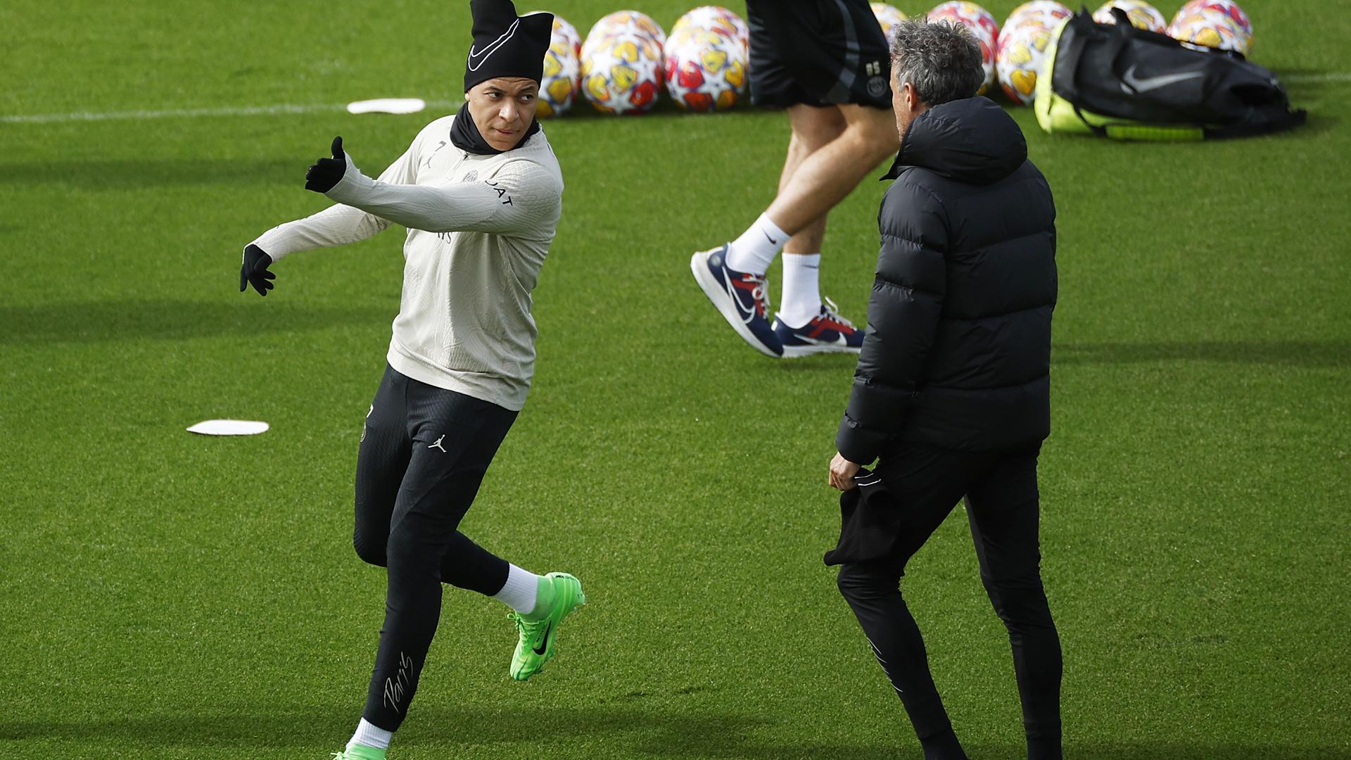 Mbappé conversa con Luis Enrique en el entrenamiento de este martes, 9 de abril.