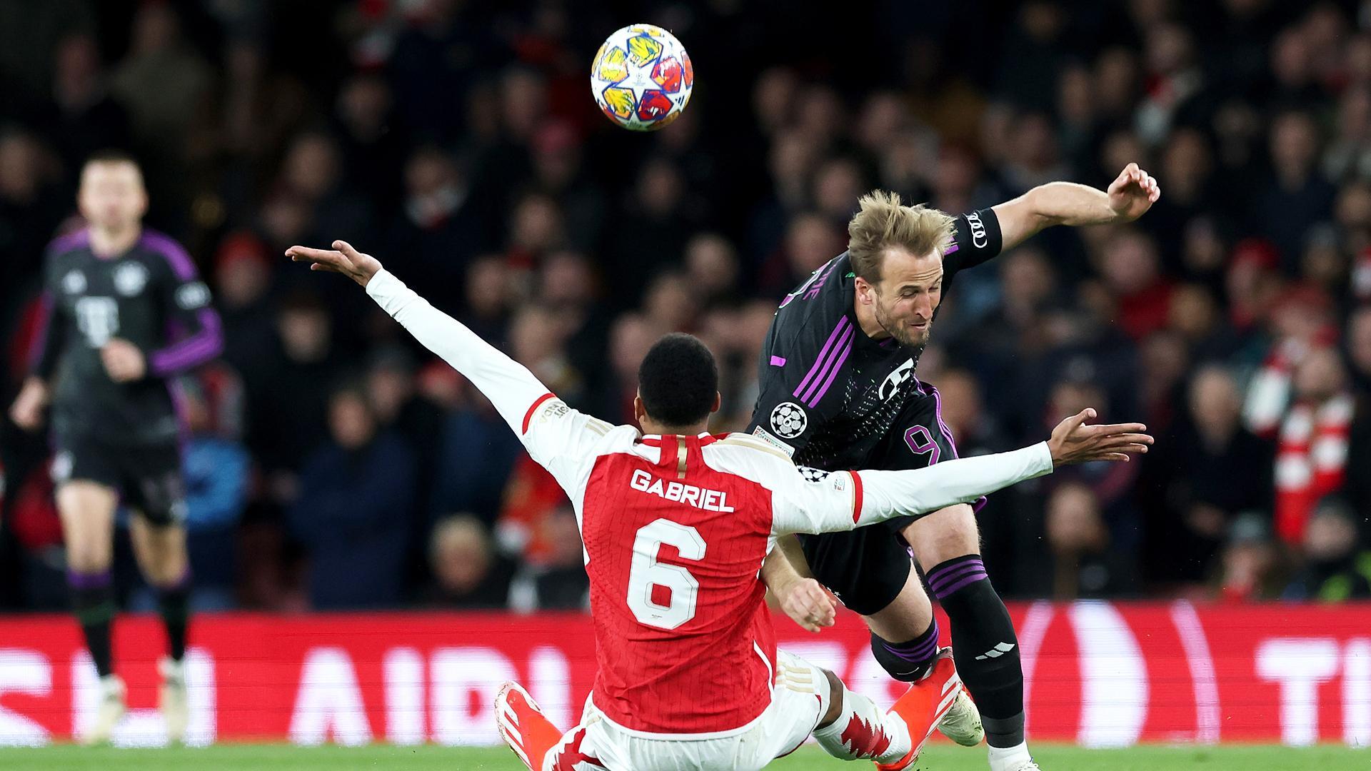 Harry Kane trata de marcharse de Gabriel durante el partido./