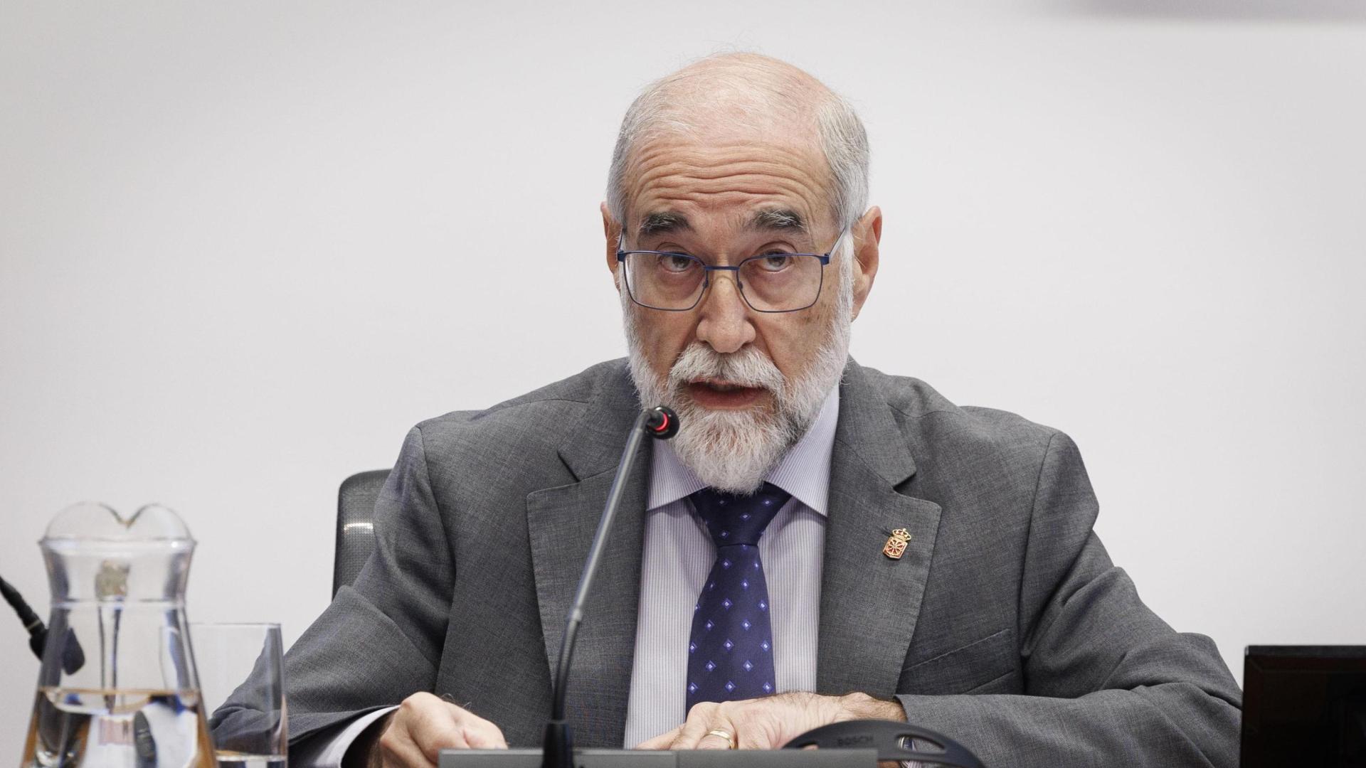El consejero de Salud, Fernando Domínguez, durante su comparecencia este martes en comisión parlamentaria