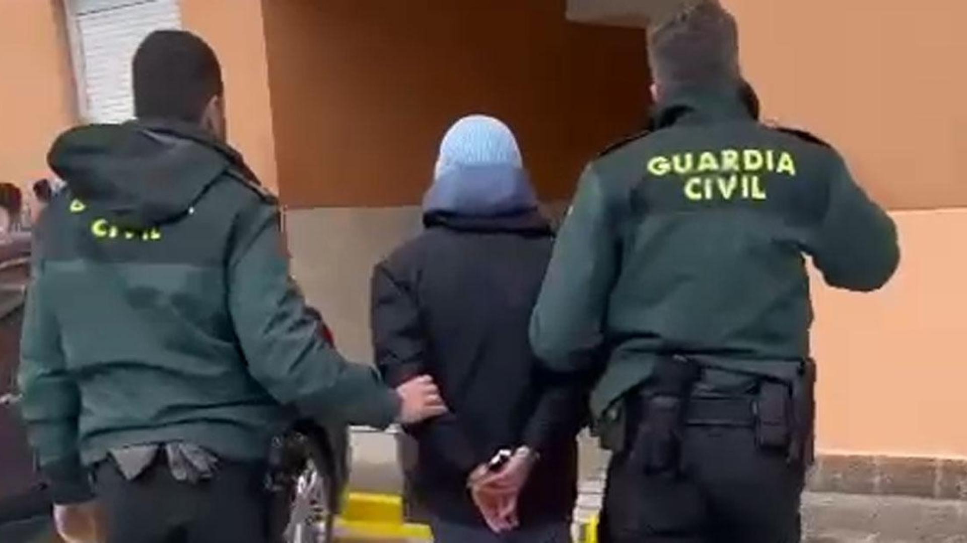 Momento de la detención por la Guardia Civil del autor de seis delitos de robo con fuerza