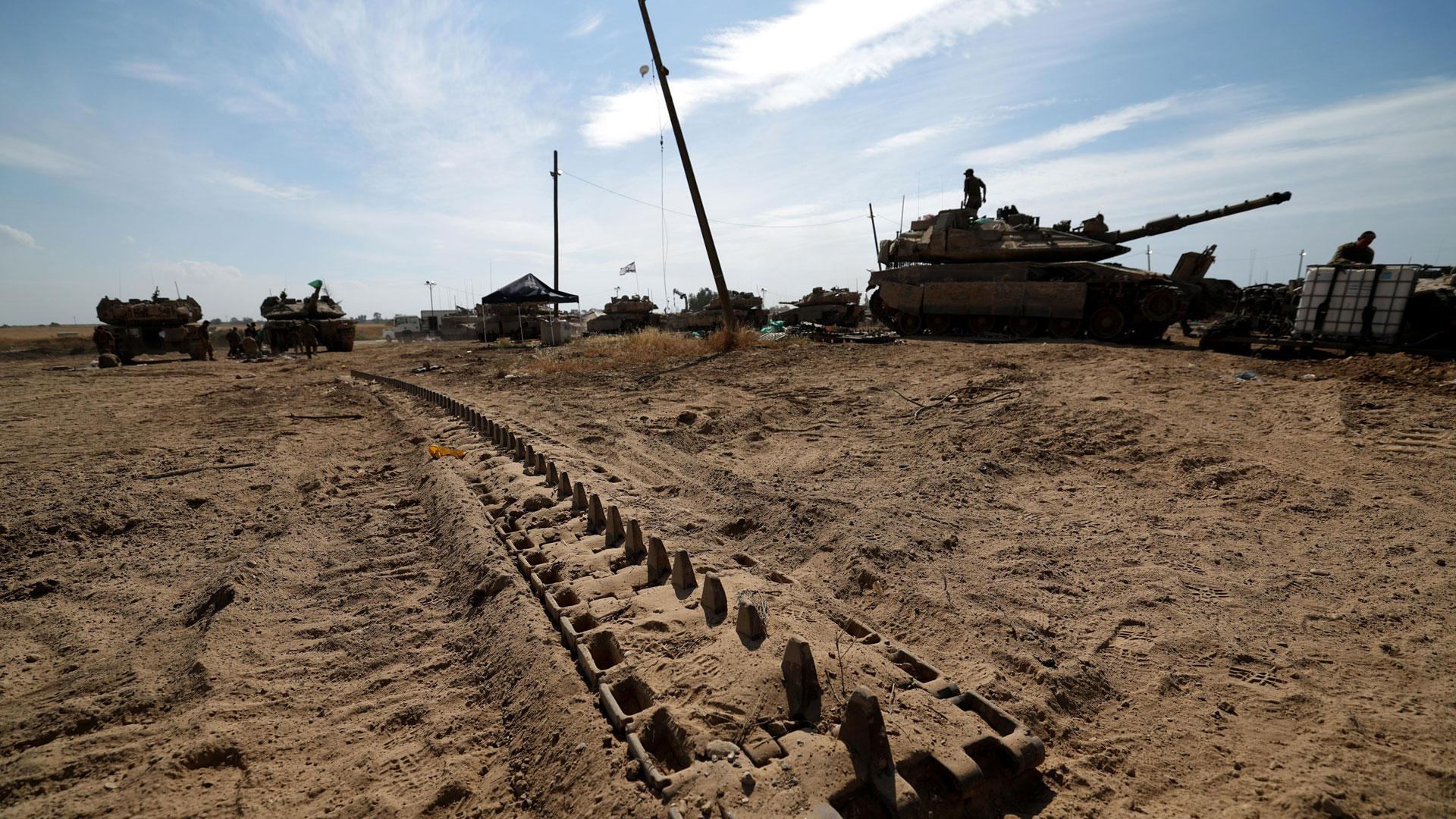 Soldados israelíes de la unidad 98 realizan trabajos de mantenimiento en sus tanques después de retirarse de Khan Yunis, en el sur de la Franja de Gaza