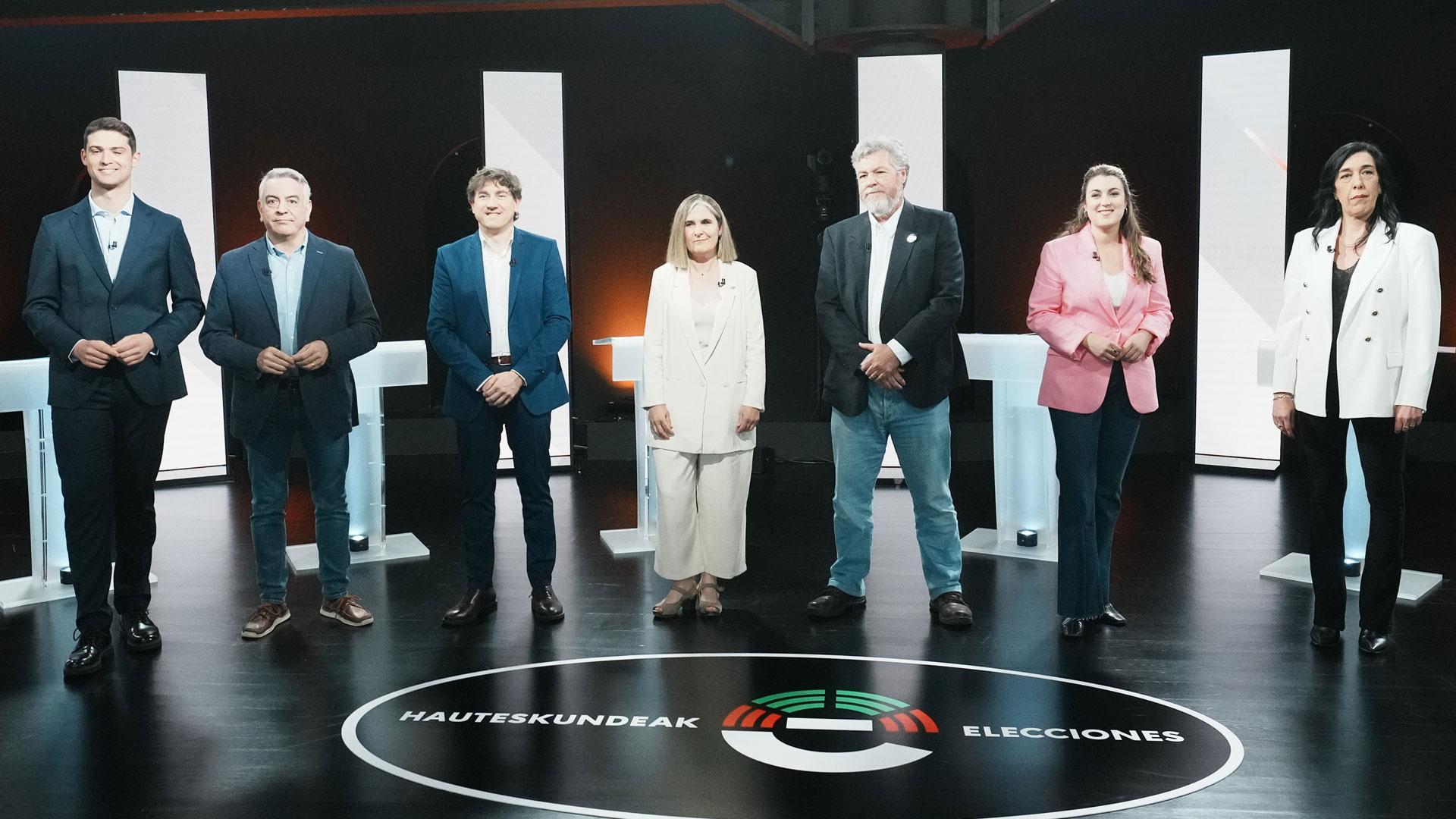 El cabeza de lista del EAJ-PNV por Álava, Joseba Díez Antxustegi; el candidato del PP a Lehendakari, Javier de Andrés; el candidato del PSE-EE a Lehendakari, Eneko Andueza; la cabeza de lista de EH Bildu por Gipuzkoa, Nerea Kortajarena Ibañez; el coordinador federal de Alianza Verde, Juantxo López de Uralde; la candidata de Sumar a Lehendakari, Alba García y la candidata de VOX a Lehendakari, Amaia Martínez, durante el debate electoral para las elecciones vascas