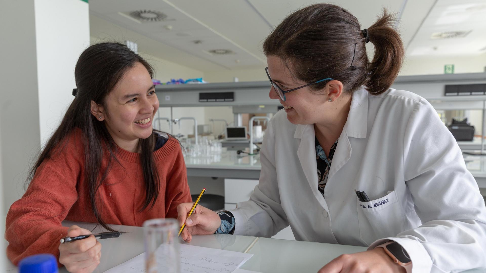 La profesora Elena Ibáñez Sopeña, de la Facultad de Farmacia y Nutrición, con una estudiante en el laboratorio de Química orgánica
