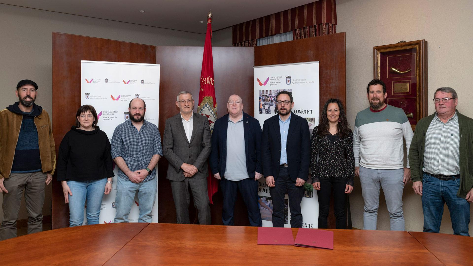 El vicepresidente Félix Taberna, el alcalde de Huarte, Alfredo Arruiz, y Joseba Asiain, con el resto de participantes en el acto de firma del convenio