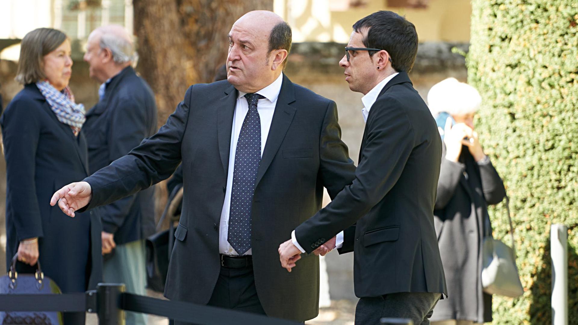 El presidente del PNV, Andoni Ortuzar (i), y el candidato de EH Bildu a Lehendakari, Pello Otxandiano (d), asisten a la capilla ardiente del exlehendakari José Antonio Ardanza, en el Palacio de Ajuria Enea