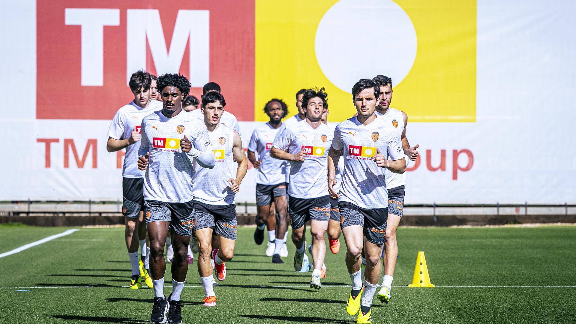 Los jugadores del Valencia se ejercitan a la vuelta al trabajo este miércoles, 10 de abril.
