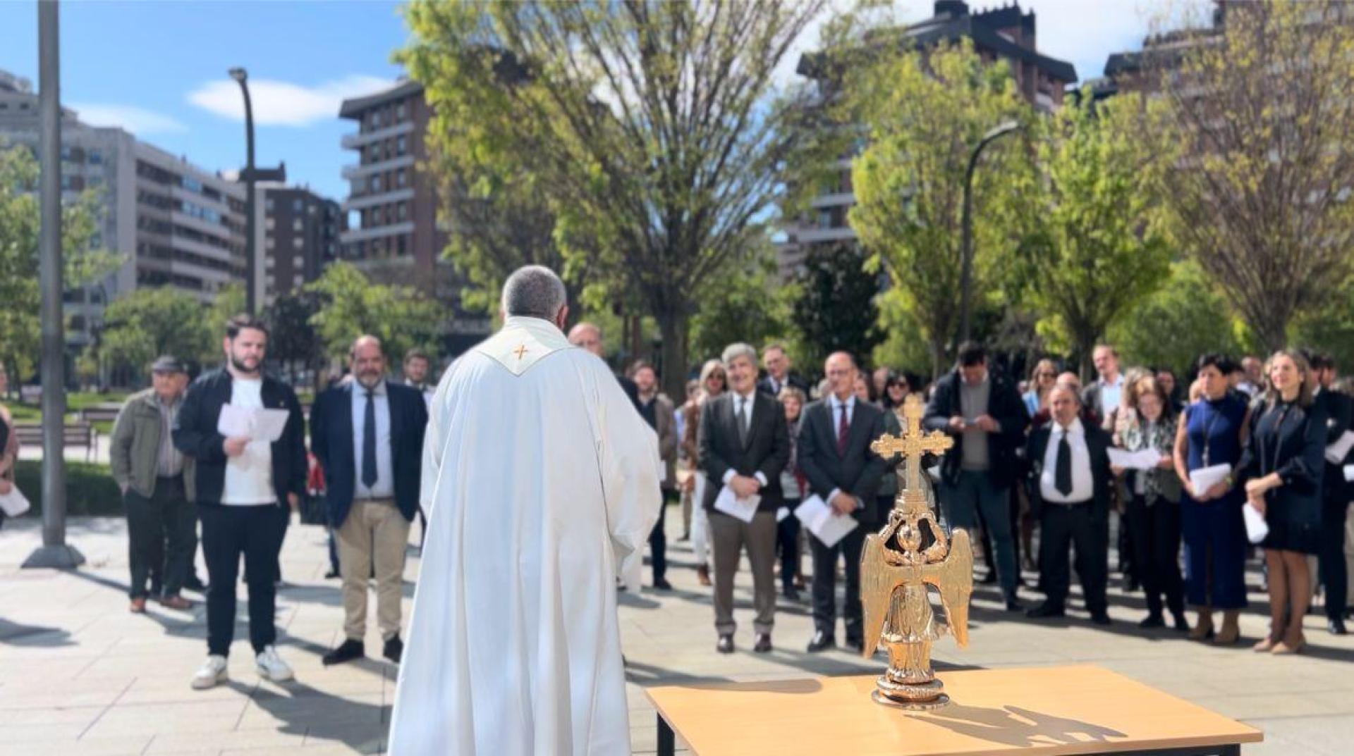 Joaquín Galve, presidente del TSJN, ha participado este jueves en el recibimiento del Ángel de Aralar fuera de las instalaciones del Palacio de Navarra. Es la segunda ocasión en la que este tradicional acto se celebra en el exterior, tras la negativa en 2023 del consejero de Justicia de la pasada legislatura, Eduardo Santos, a recibirlo dentro.
