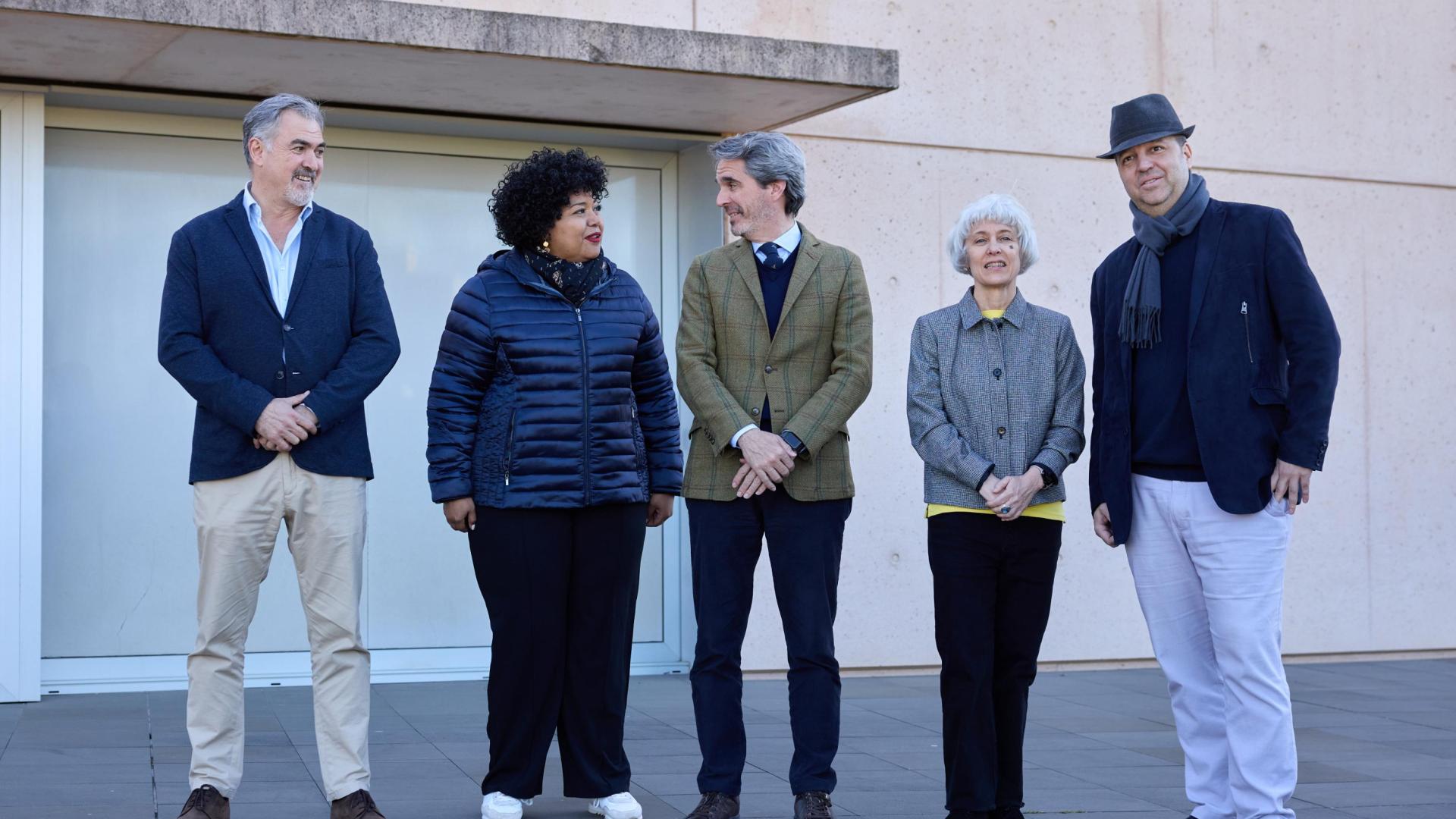 Desde la izquierda, el gerente de la AGAO, Iñigo Laborería; la soprano Ana Lucrecia García; el director del MUN, Jaime García del Barrio; la directora de escena, Liuba Cid, y el director musical, Borja Quintas, este jueves en la explanada del MUN
