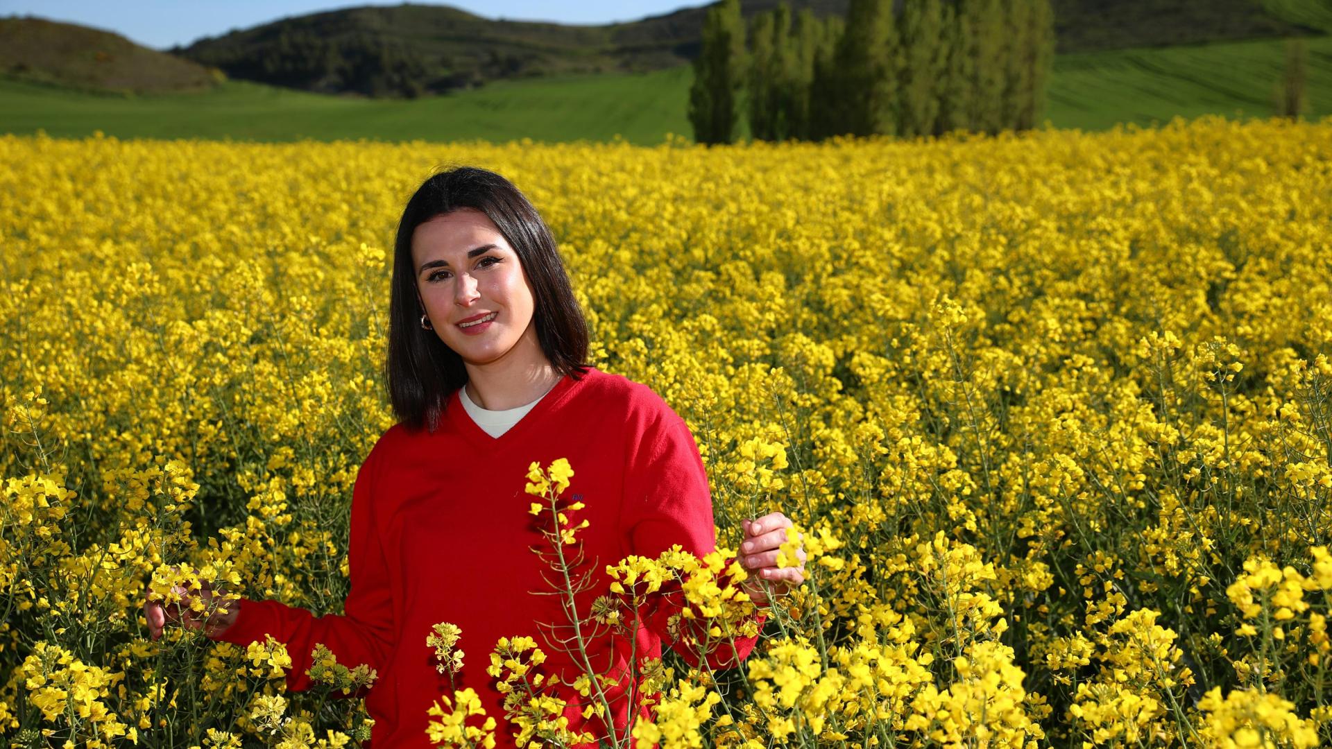 La agricultora de Mutilva, Maitane Aldaba Cuenca, en un campo de colza en Zolina en plena floración