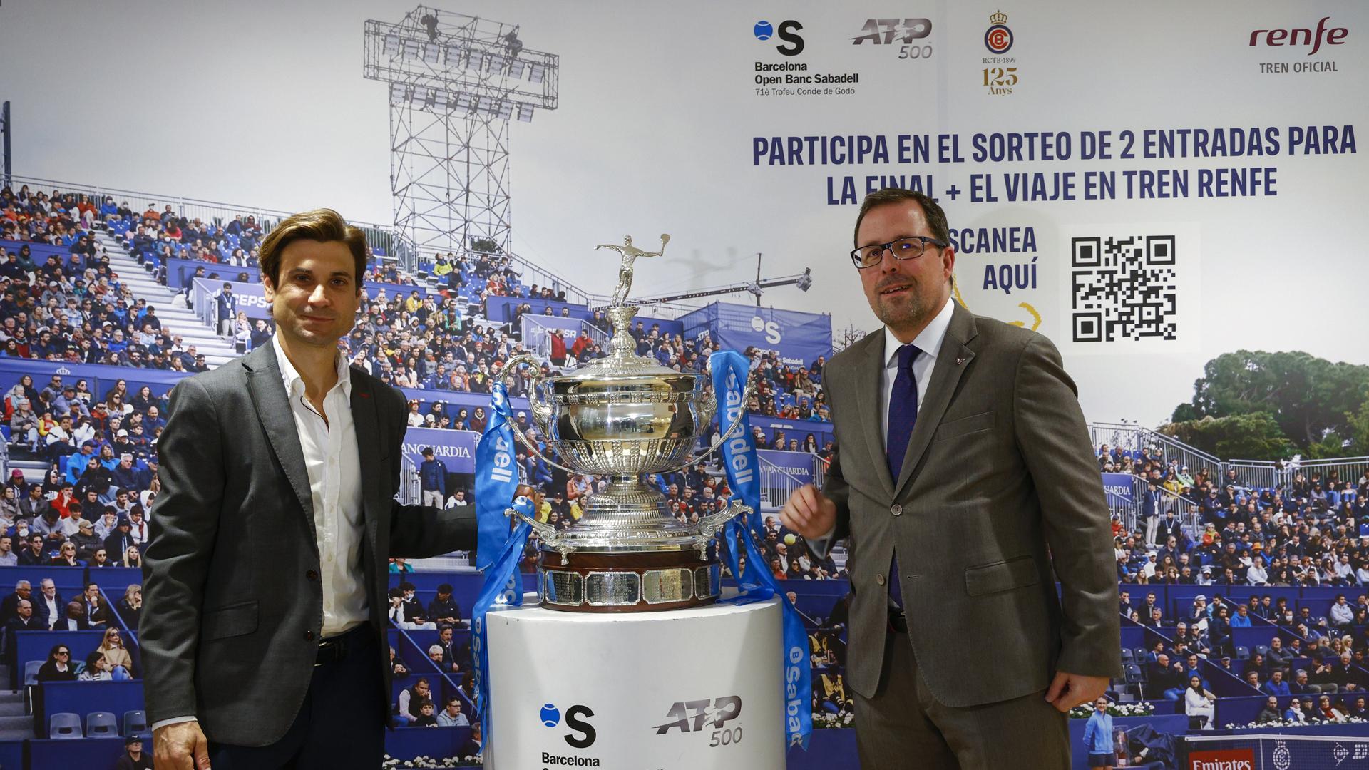 David Ferrer, director del Barcelona Open Banc Sabadell-Trofeo Conde de Godó (i), junto al presidente de RENFE, Raül Blanco (d) durante un acto celebrado en la Sala Club de Renfe de la Estación de Sants, donde se mantendrá expuesto el Trofeo Conde de Godó hasta el domingo 14 de abril
