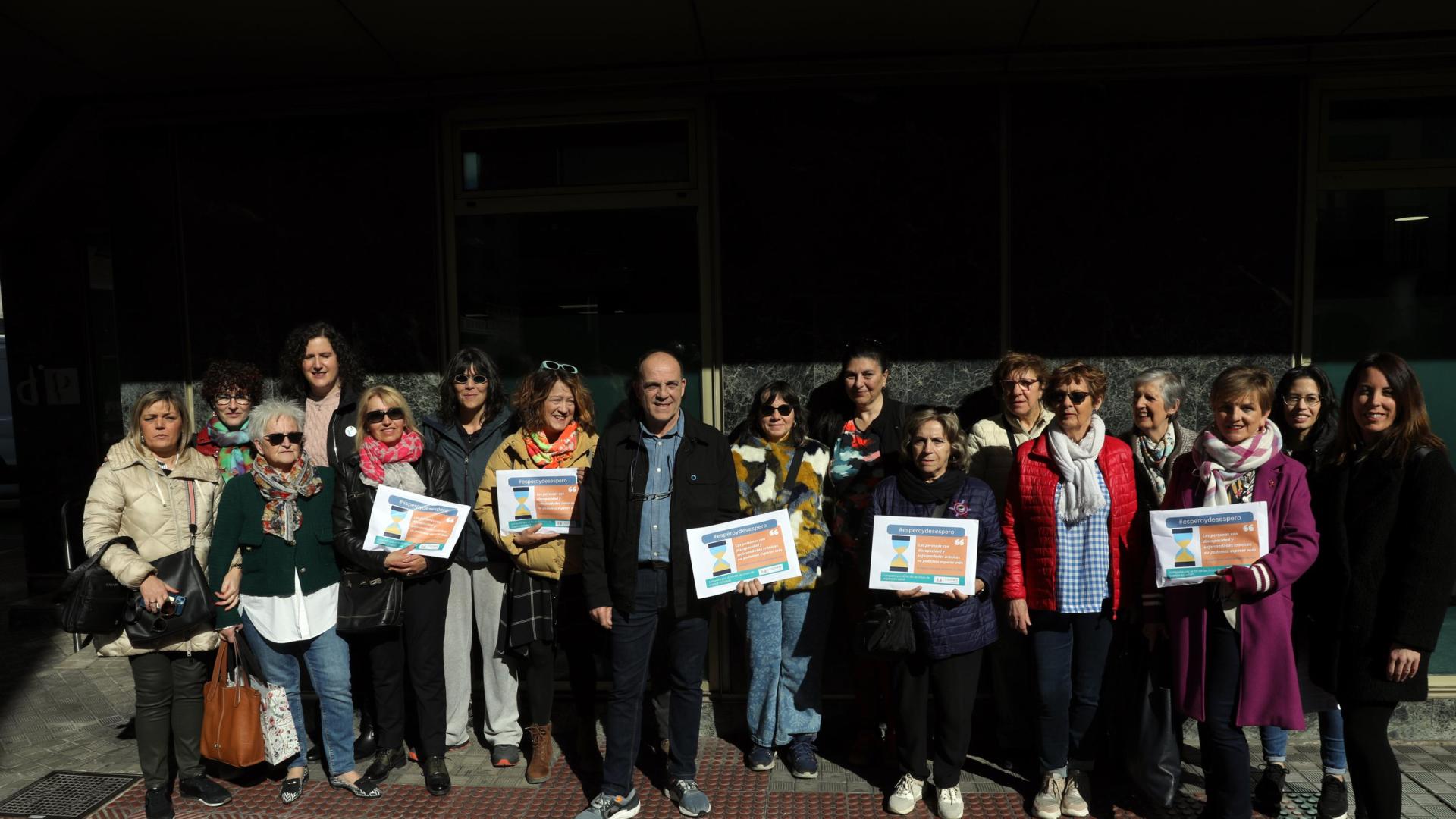 Representantes de COCEMFE y pacientes entregan testimonios al Defensor del Pueblo.