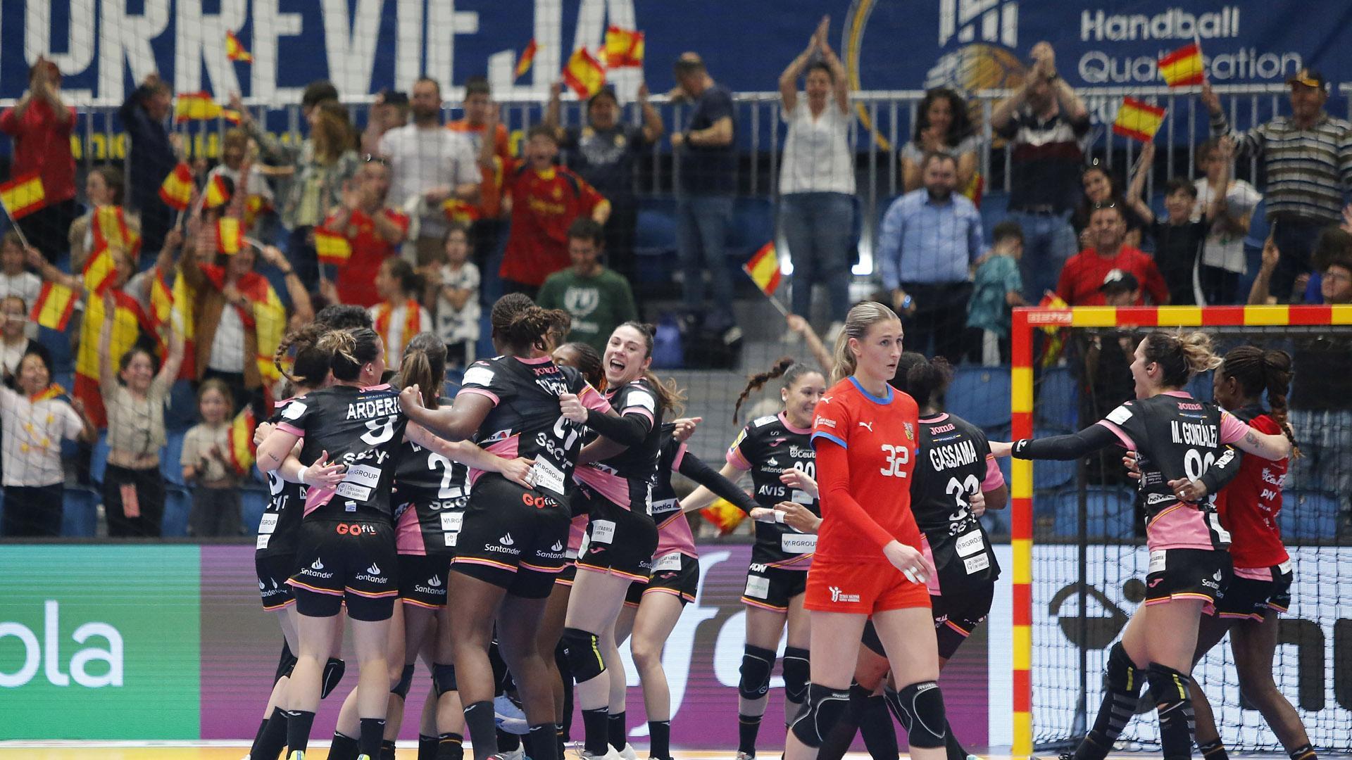 Las jugadoras de la selección española celebran el triunfo ante la República Checa