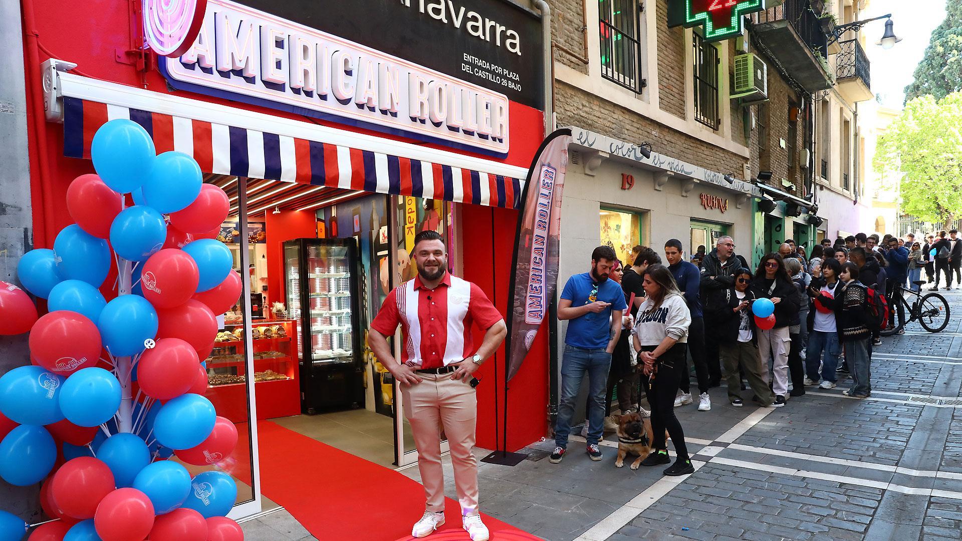 Guillermo Herce, junto a su local, American Roller, con largas colas el día de su apertura