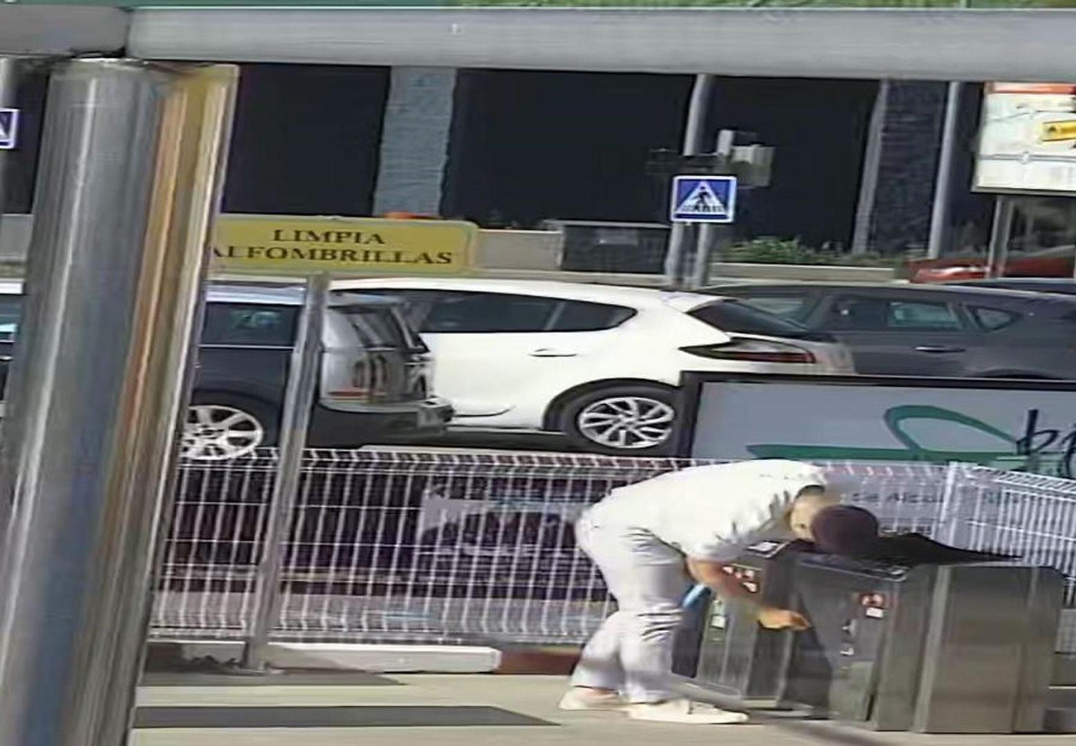Momento del robo con fuerza de dinero en una máquina de lavadero de Tudela