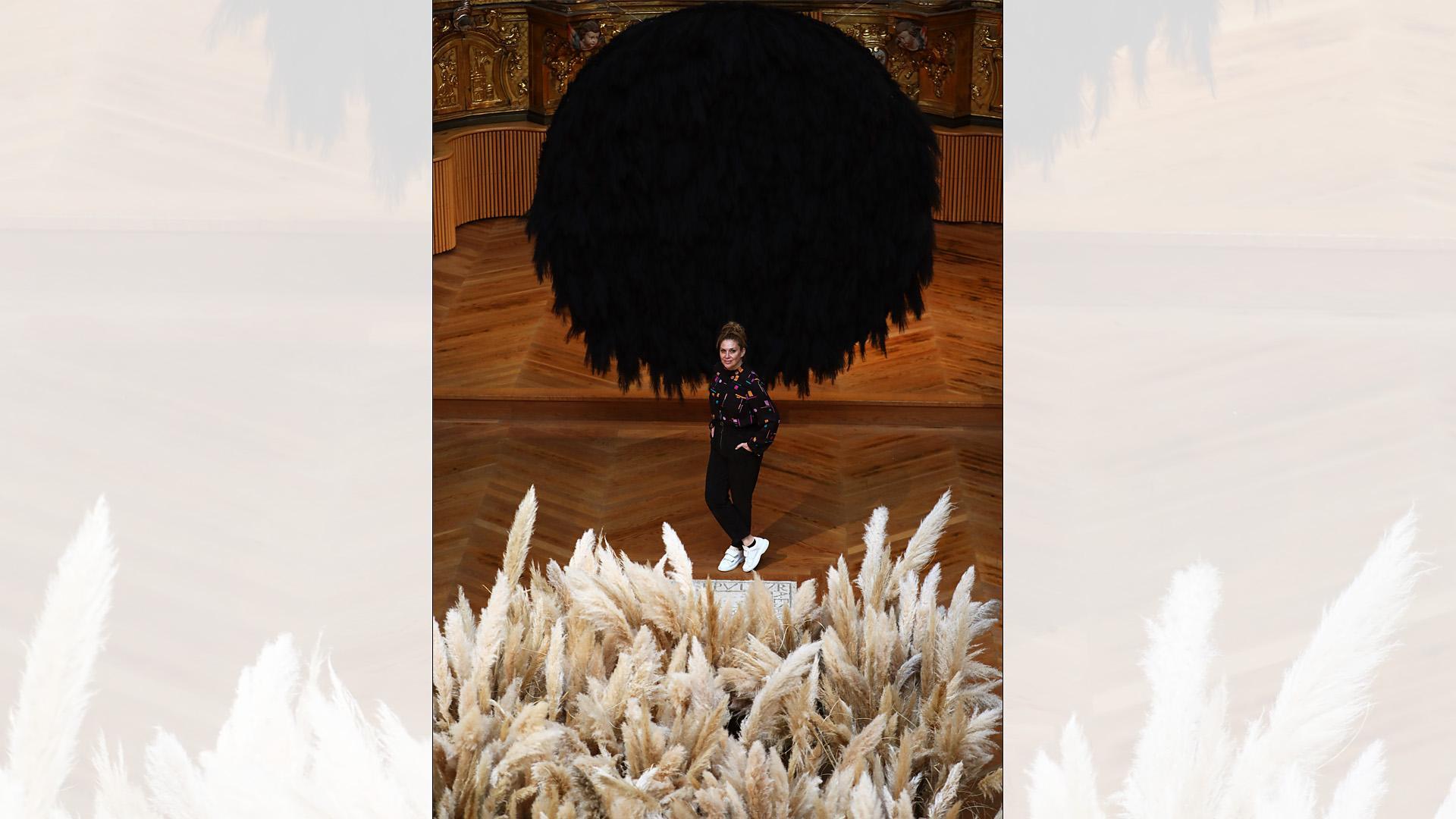 Plumeros de la Pampa naturales retiradas por Monika Aranda, ante el tondo de plantas artificiales./