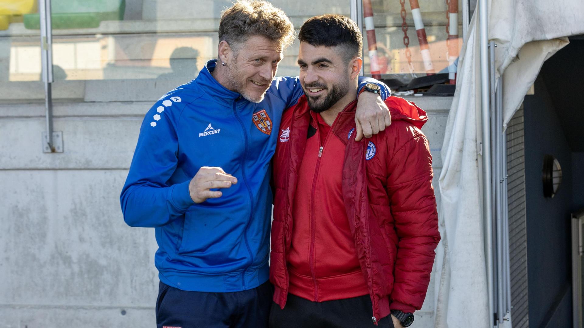 Txiki Akaz, técnico del Valle de Egüés, y Álvaro Garrido, de la Mutilvera, en el último derbi navarro