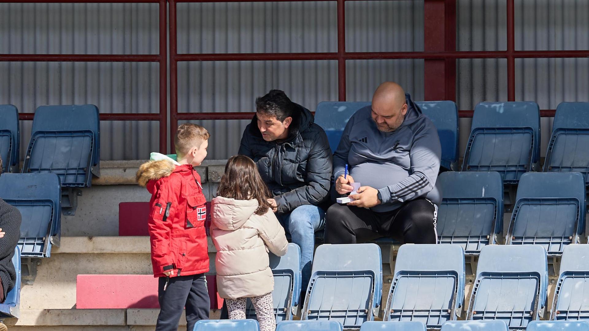 Braulio Vázquez y Cata firman autógrafos a dos jóvenes en un entrenamiento reciente.	j.p. urdíroz
