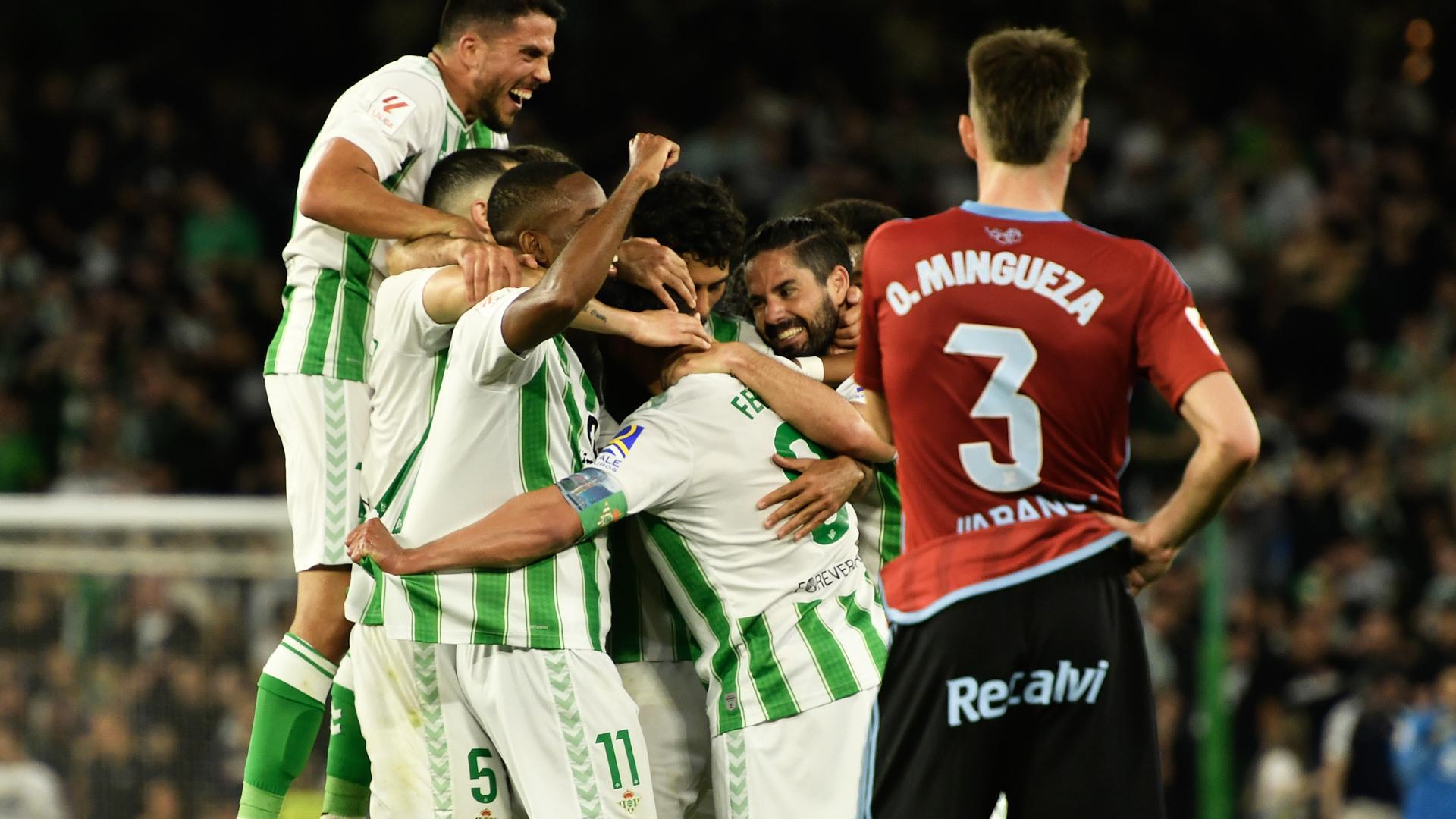 Los jugadores del Betis felicitan a Fekir tras el segundo tanto de los verdiblancos ante un desolado Mingueza.