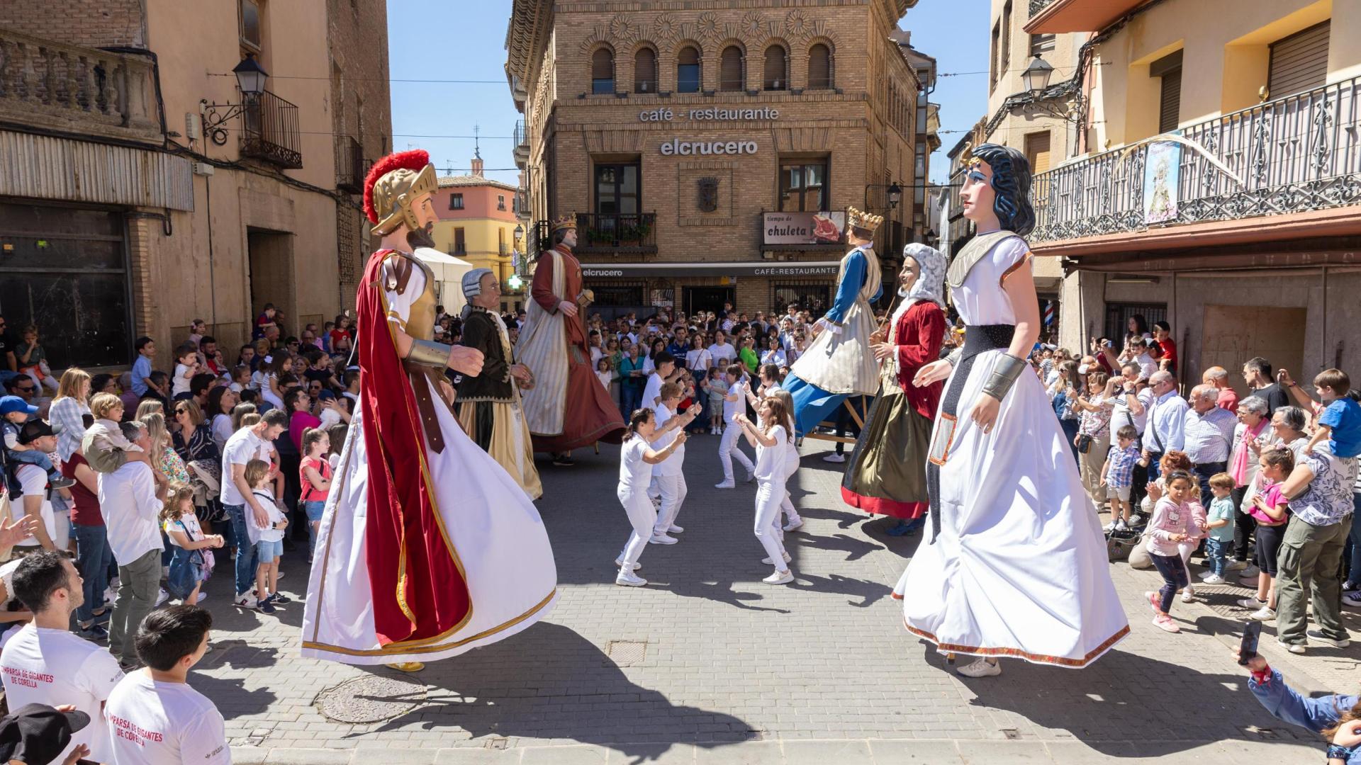 Instante del pasacalles celebrado este sábado por la Comparsa de Gigantes y Cabezudos