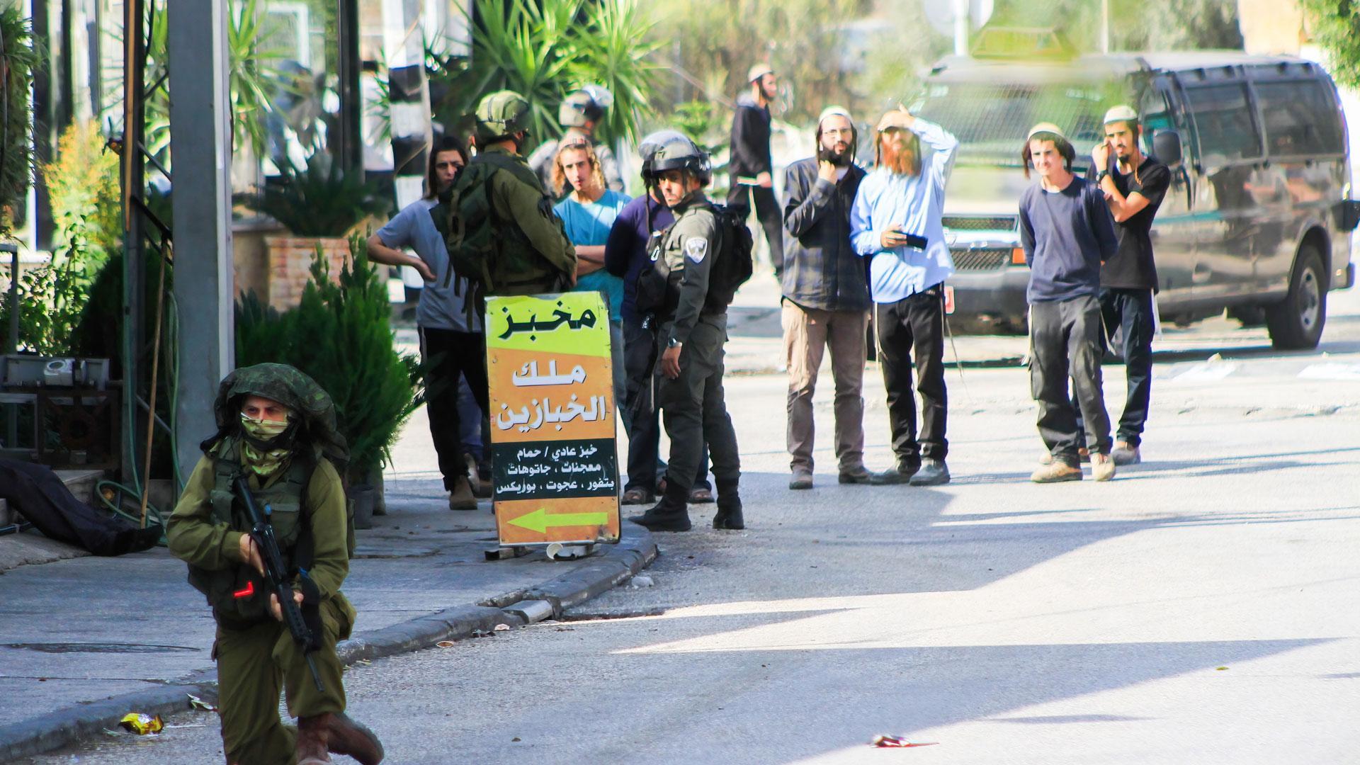 Colonos judíos vistos durante su ataque a la ciudad palestina de Deir Sharaf, tras un ataque a tiros que mató a un joven israelí en Deir Sharaf, al oeste de Nablus