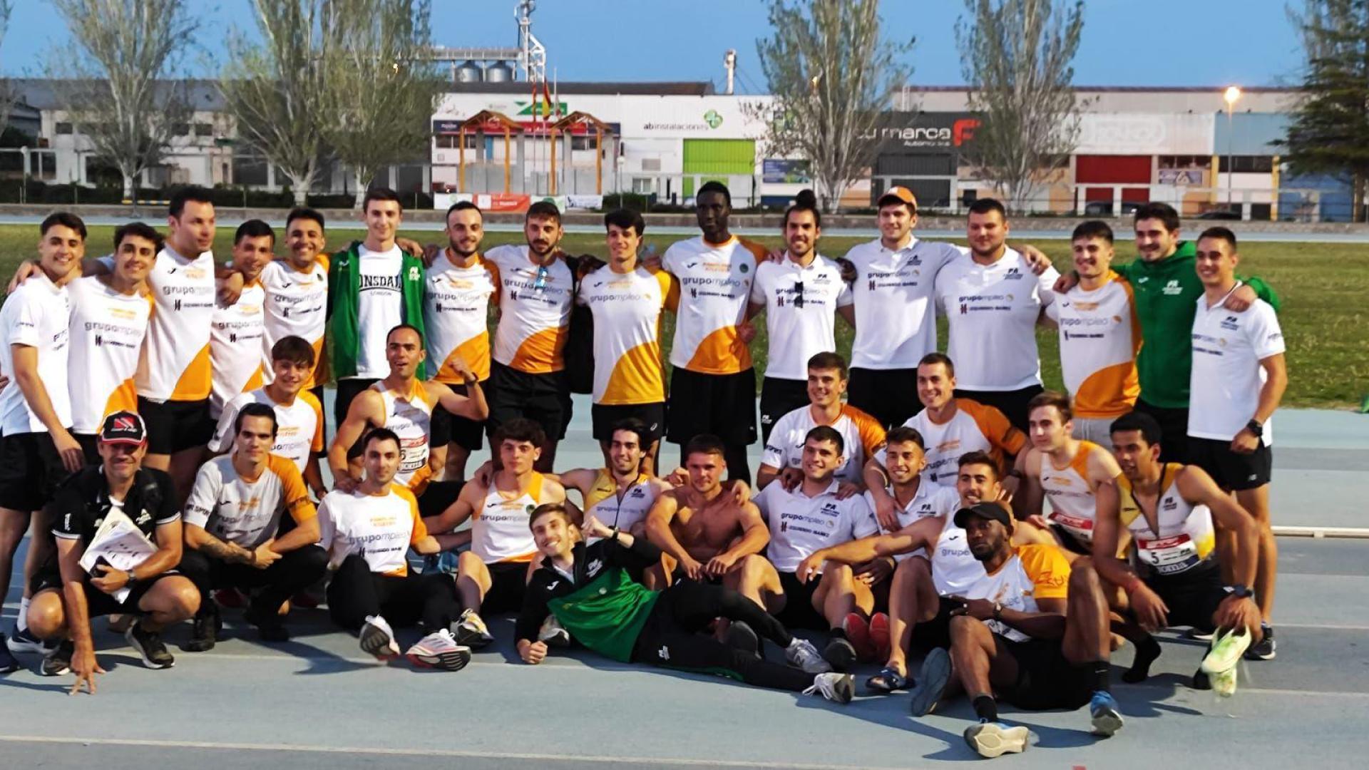 El equipo masculino del Grupompleo celebra la victoria en Huesca. Falta Kader Algham, que tuvo que ser trasladado en ambulancia