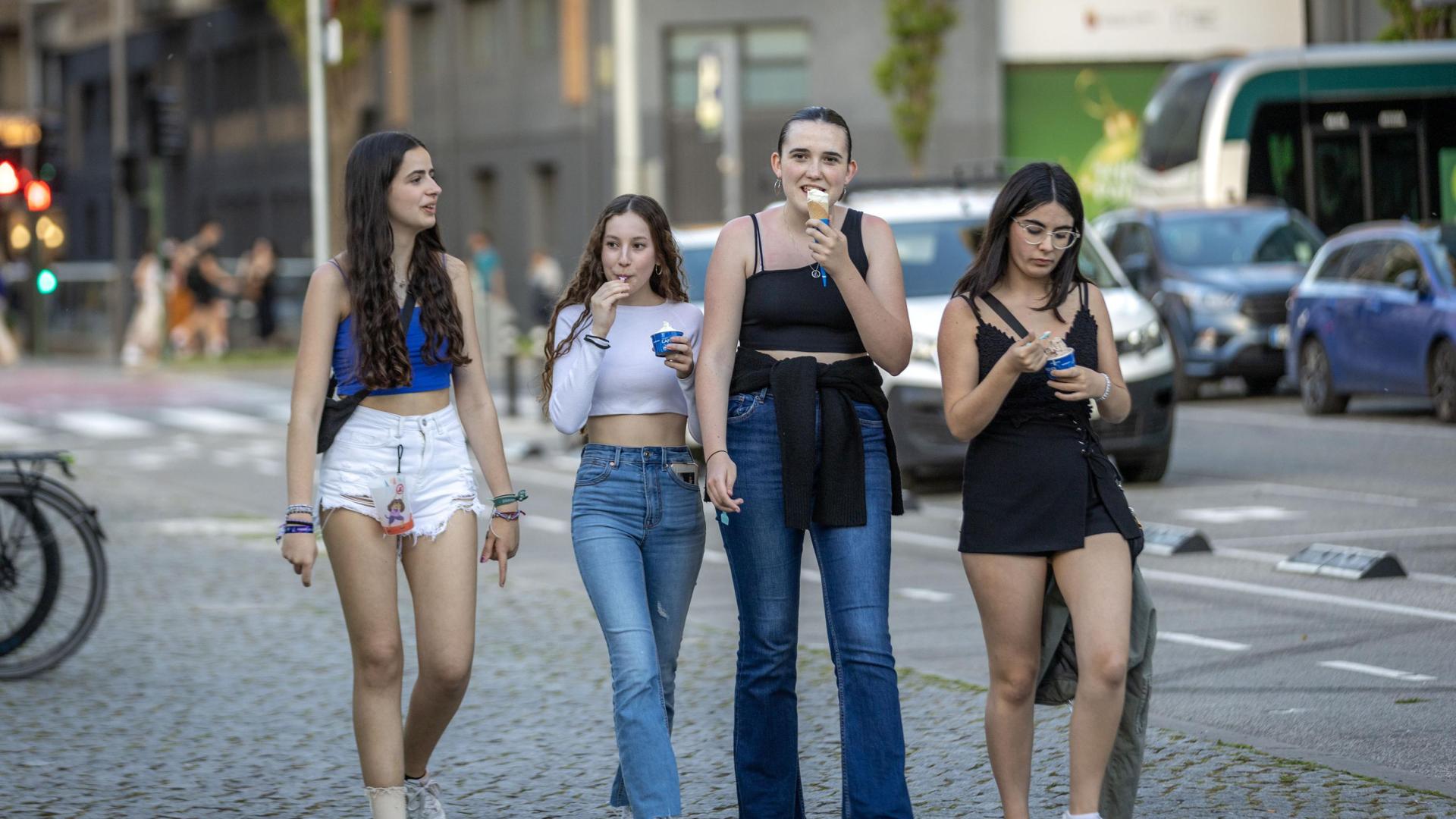 Un grupo de jóvenes toma un helado en Pamplona, donde ayer se alcanzaron los 28 grados