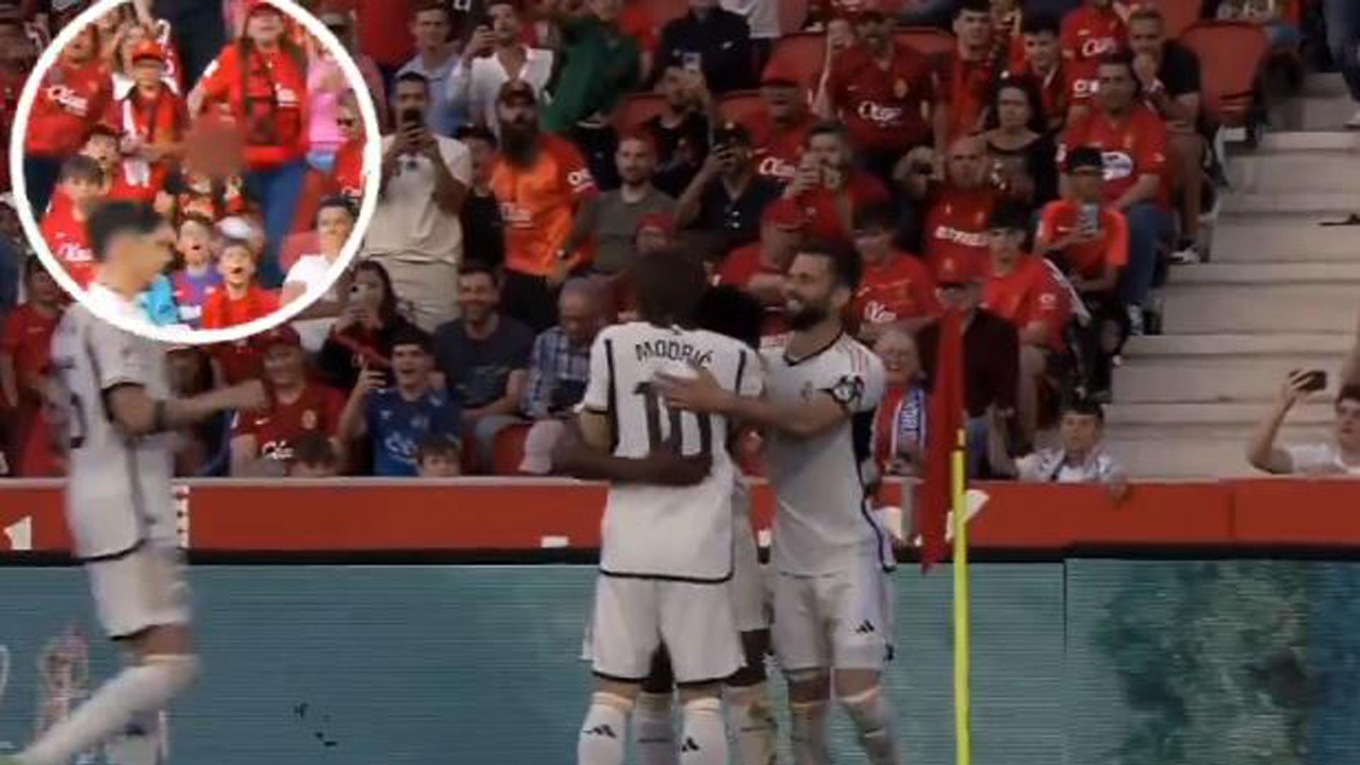 Un joven imita los gestos de un mono tras el gol de Tchouaméni en Son Moix