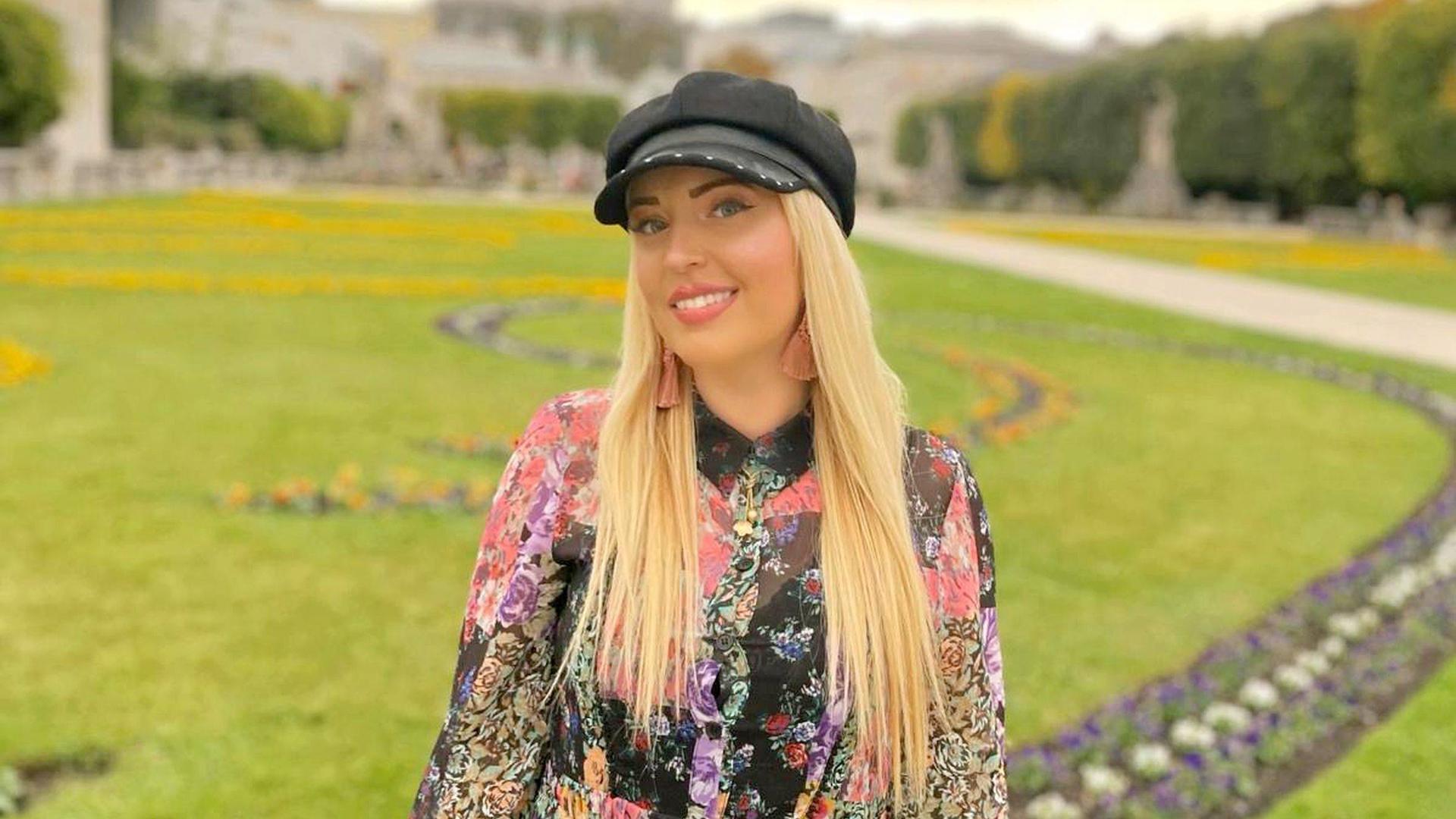 Leticia Calvo posa en el palacio y los jardines de Mirabell en una escapada a Salzburgo