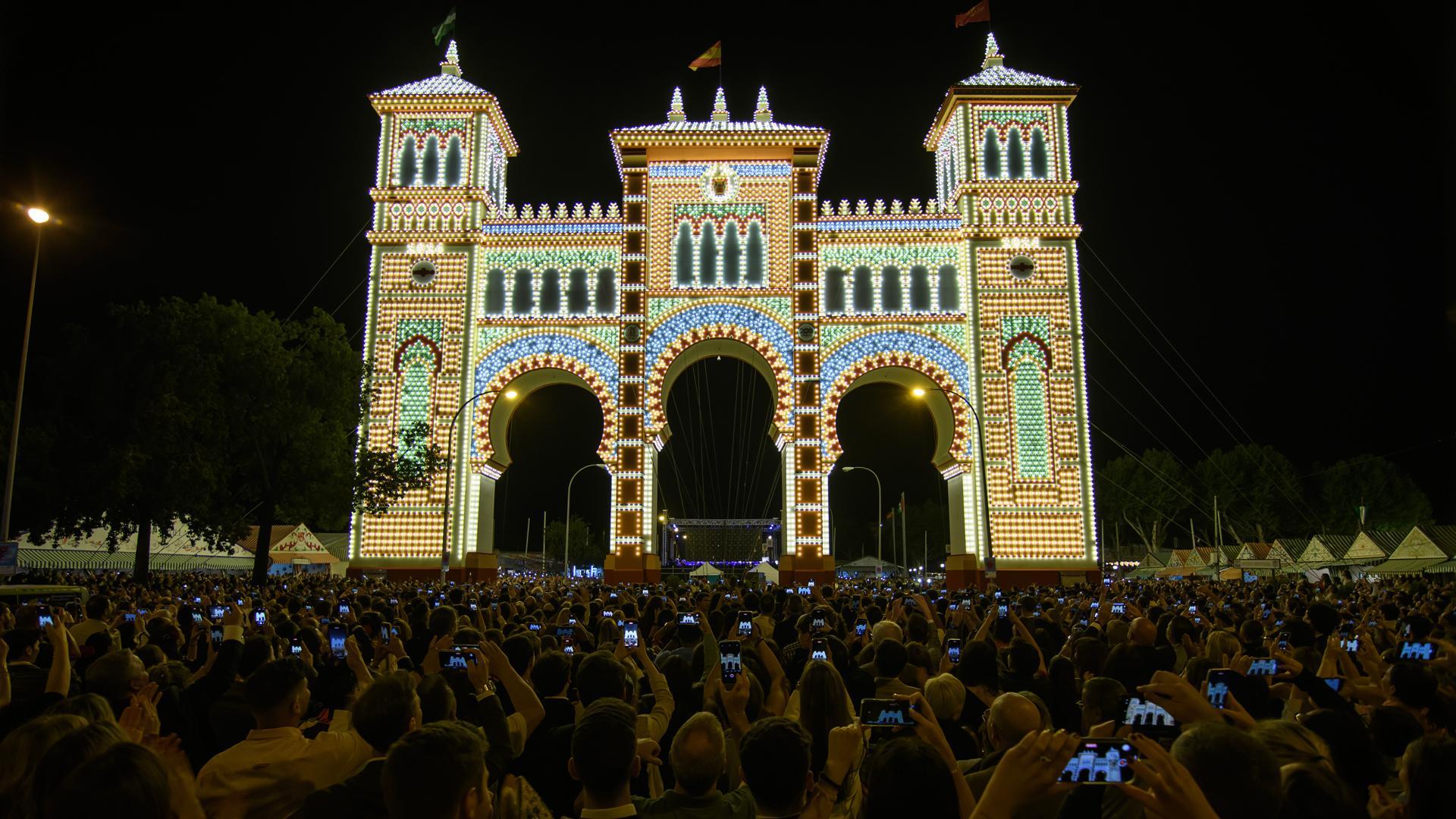 Encendido de la portada del Real de la Feria de Abril de Sevilla