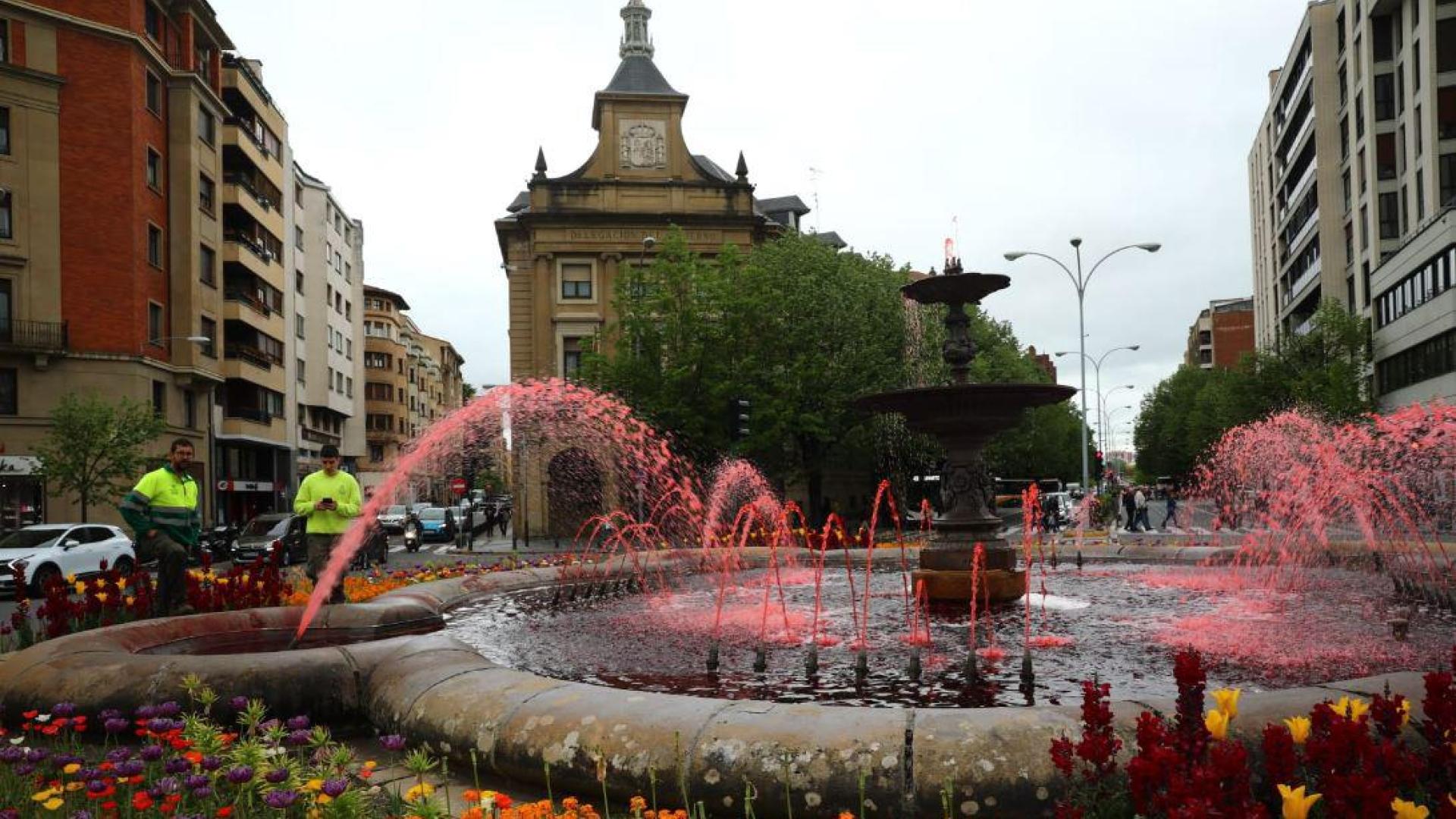 Imagen de la plaza Merindades teñida de rojo
