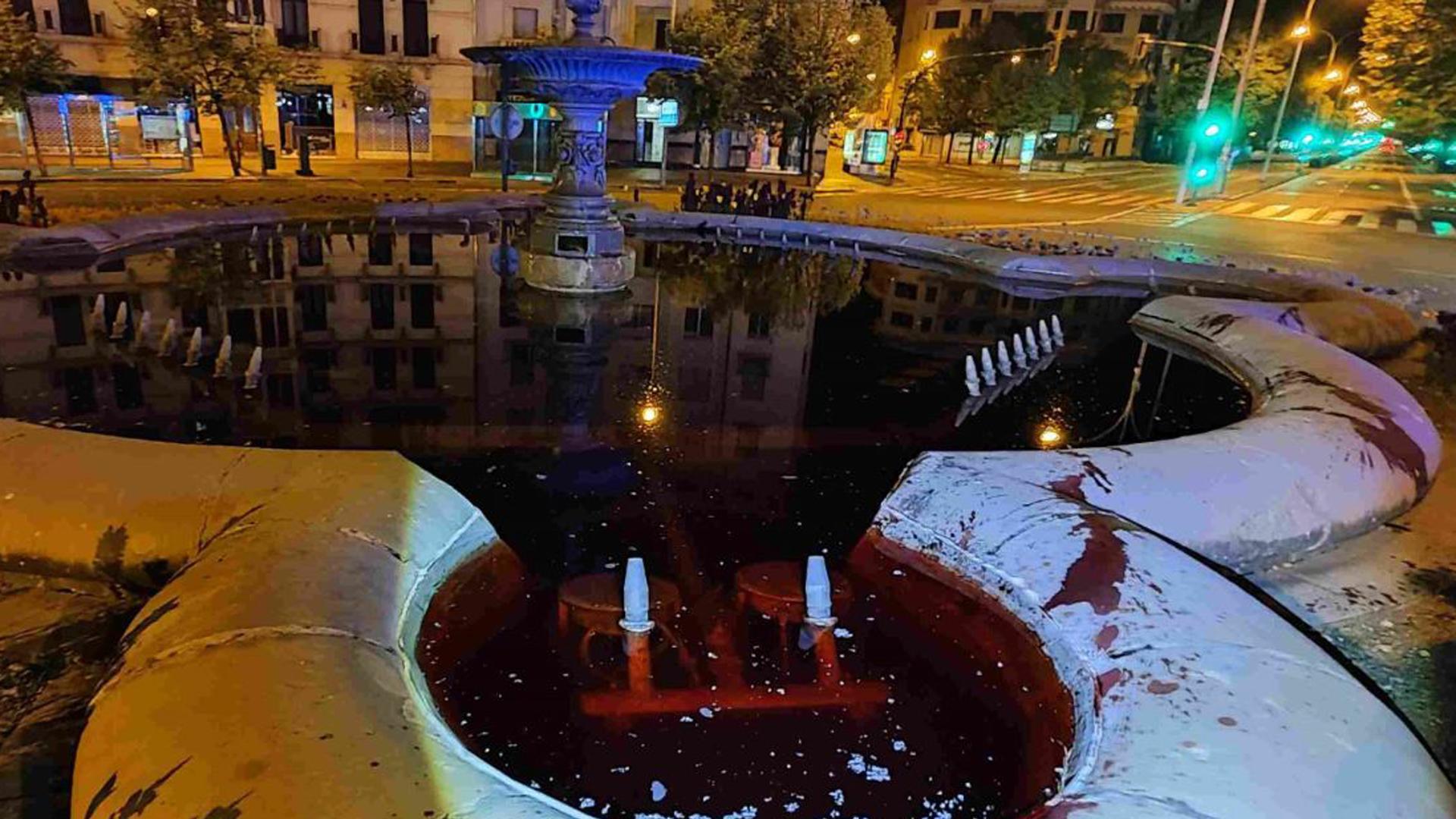 La plaza de Merindades de Pamplona teñida de rojo