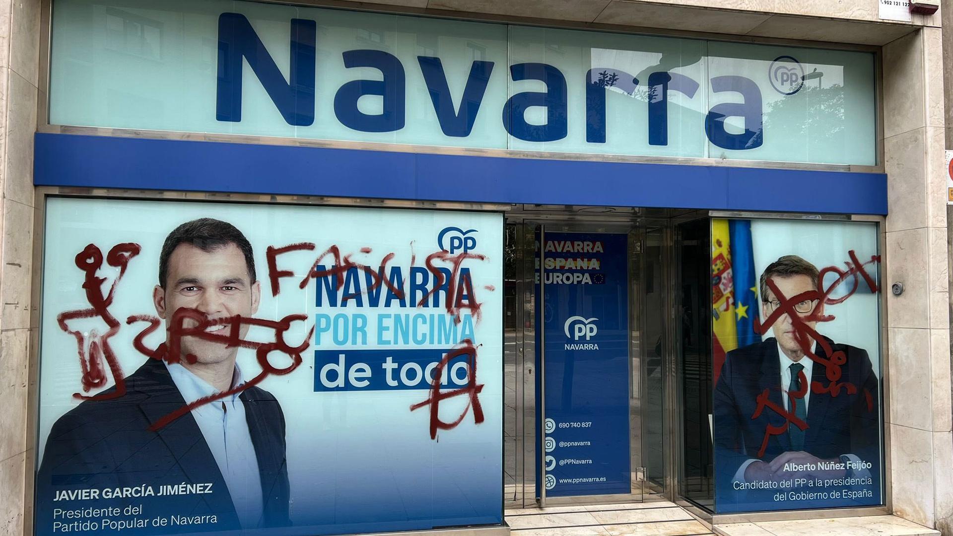 Pintadas en la fachada de la sede del PP de Navarra en Pamplona