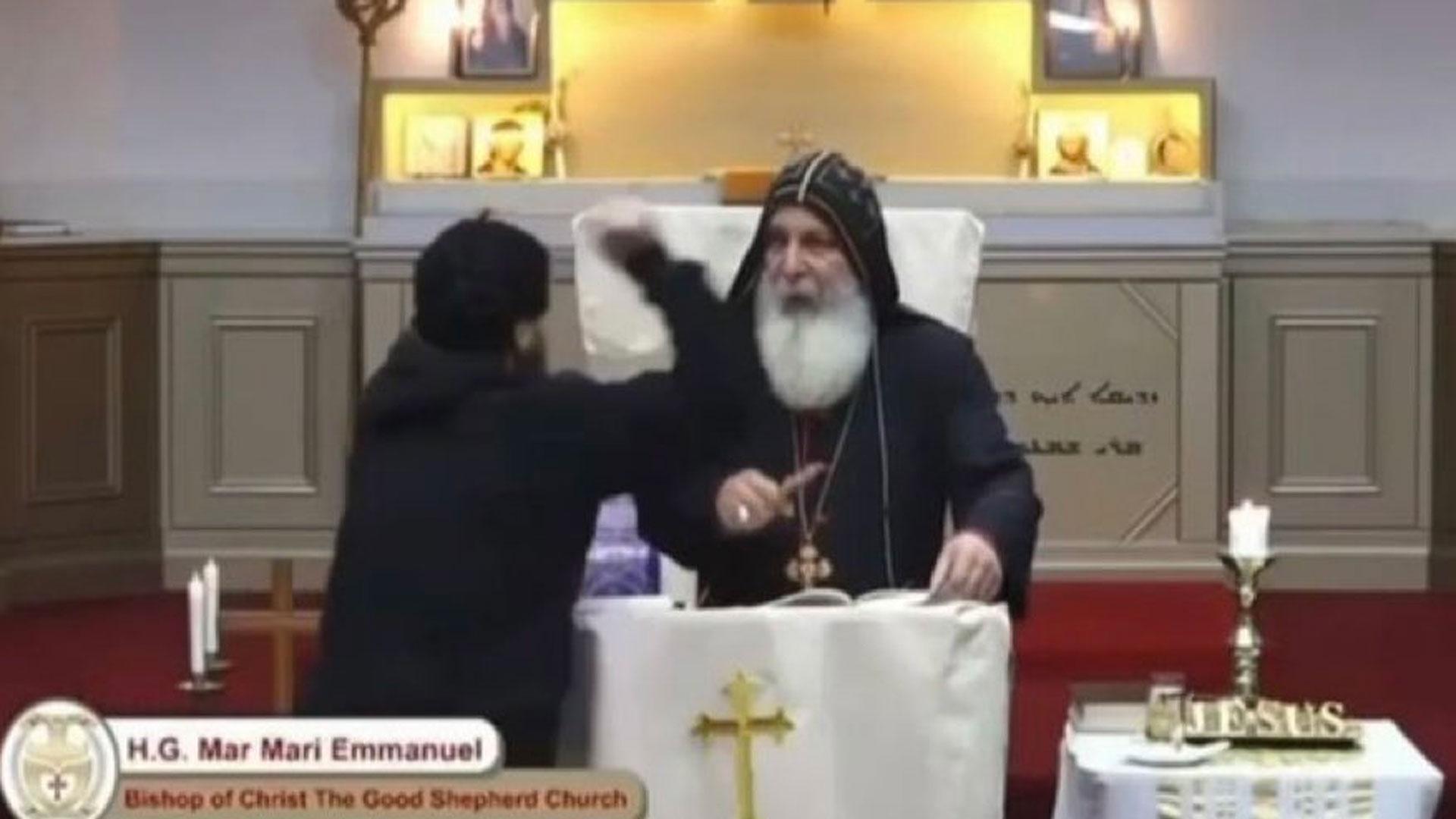Momento del apuñalamiento a un sacerdote durante una misa católica en una iglesia en Sídney