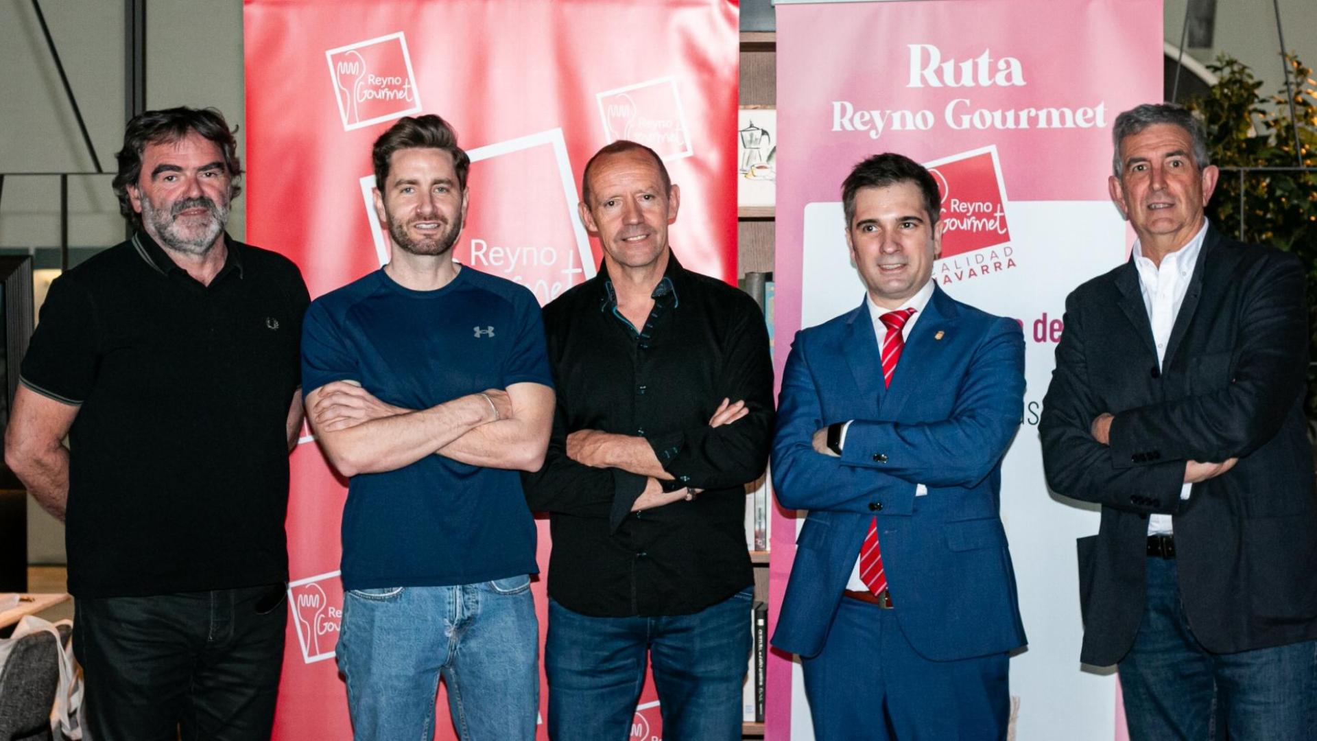 De izquierda a derecha: Joseba Beitia, coordinador de la cadena de valor de INTIA-Reyno Gourmet; el chef Leandro Gil; Marcelino Etayo, presidente de la IGP Esparrago de Navarra; Miguel Moreno, director general de Comunicación y Proyección Institucional del Gobierno de Navarra; y Carlos Adín, director del Servicio de Proyección Institucional y ‘Marca Navarra’ del Gobierno de Navarra.